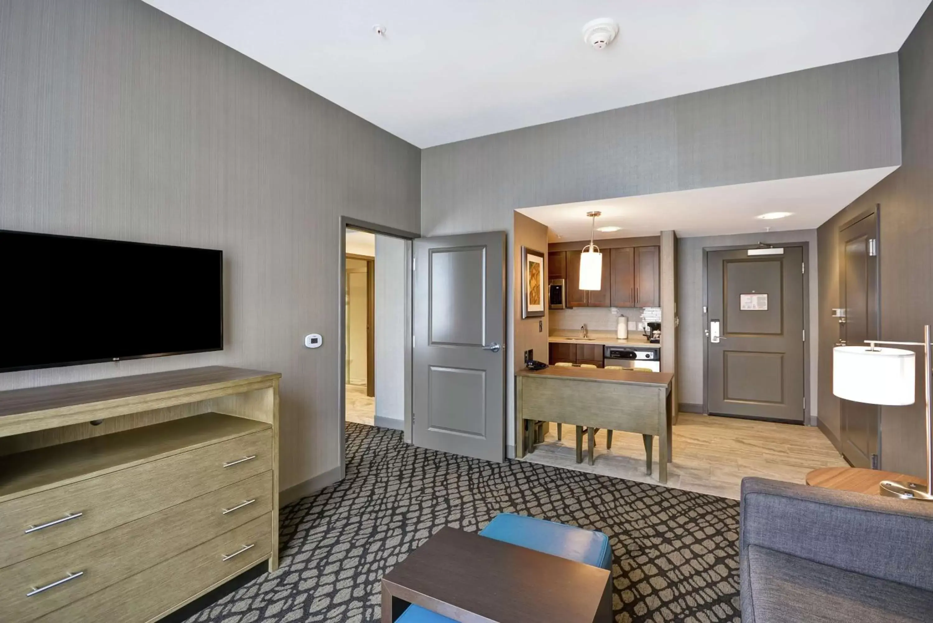 Bedroom, TV/Entertainment Center in Homewood Suites By Hilton Warren Detroit