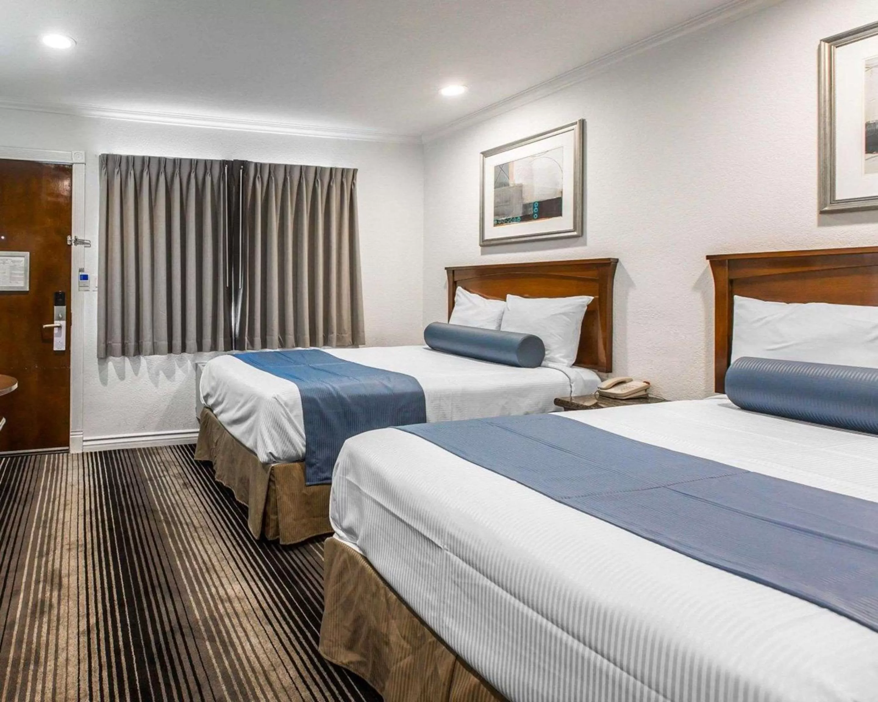 Photo of the whole room, Bed in Rodeway Inn & Suites Pacific Coast Highway