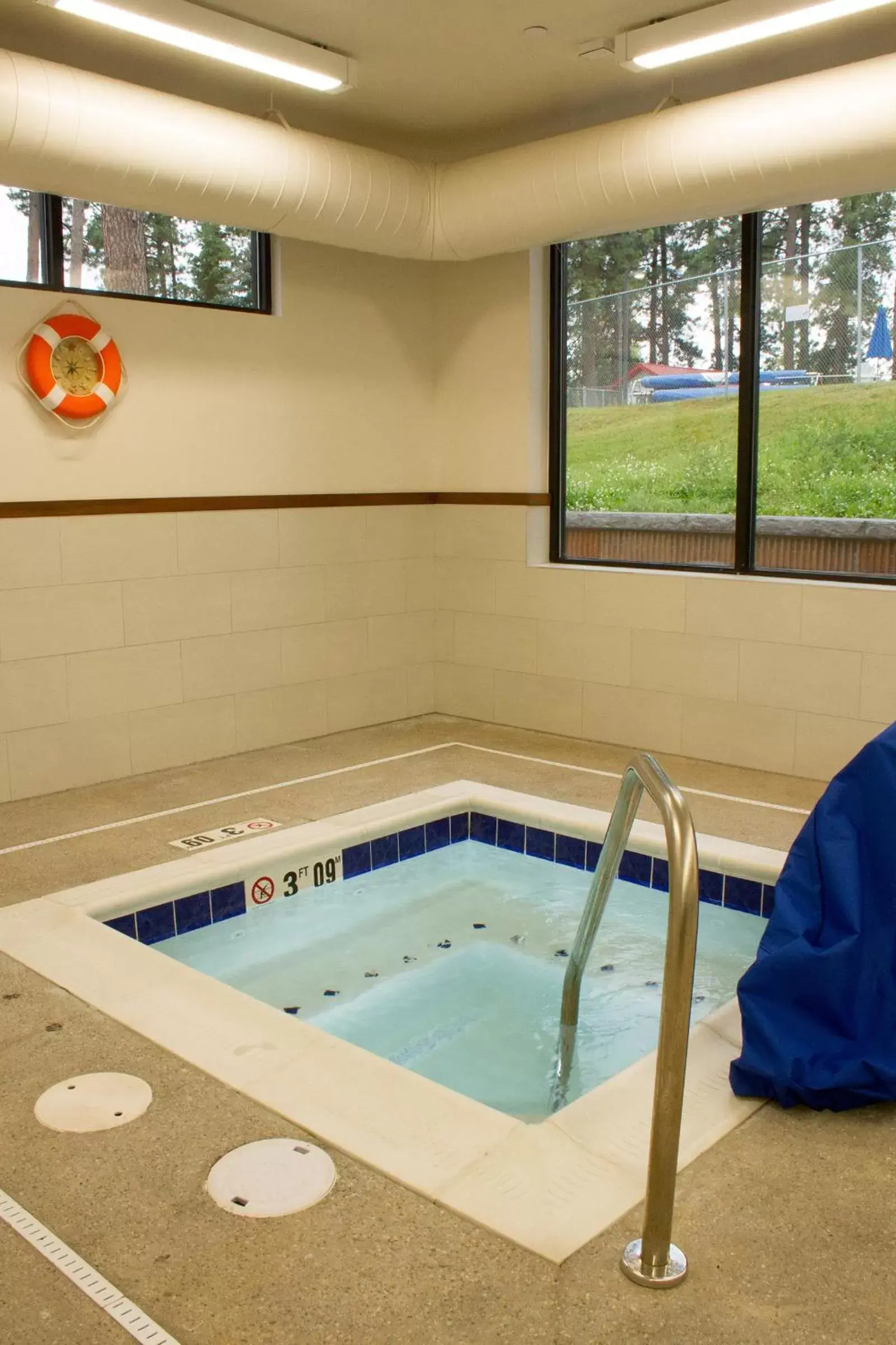 Hot Tub, Swimming Pool in Cedar Creek Lodge & Conference Center