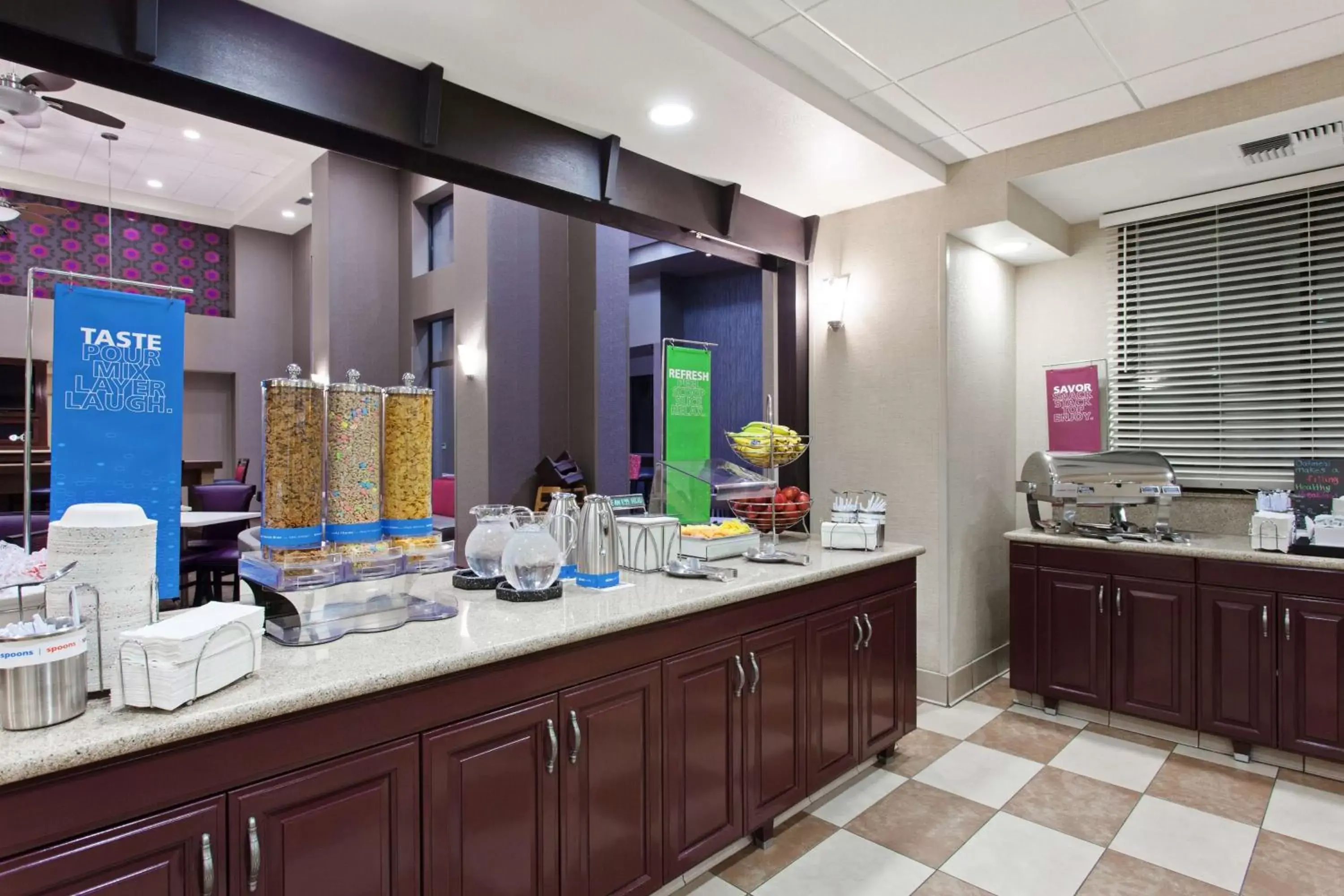 Breakfast, Kitchen/Kitchenette in Hampton Inn & Suites Oakland Airport-Alameda