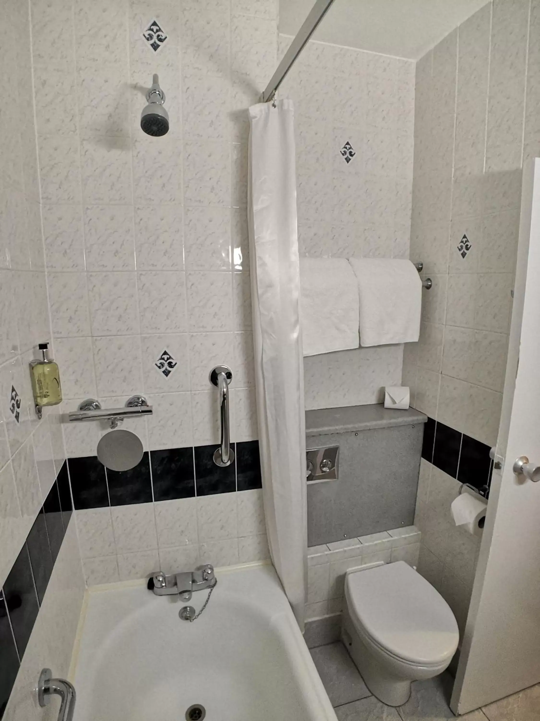Bathroom in Lancaster Hall Hotel