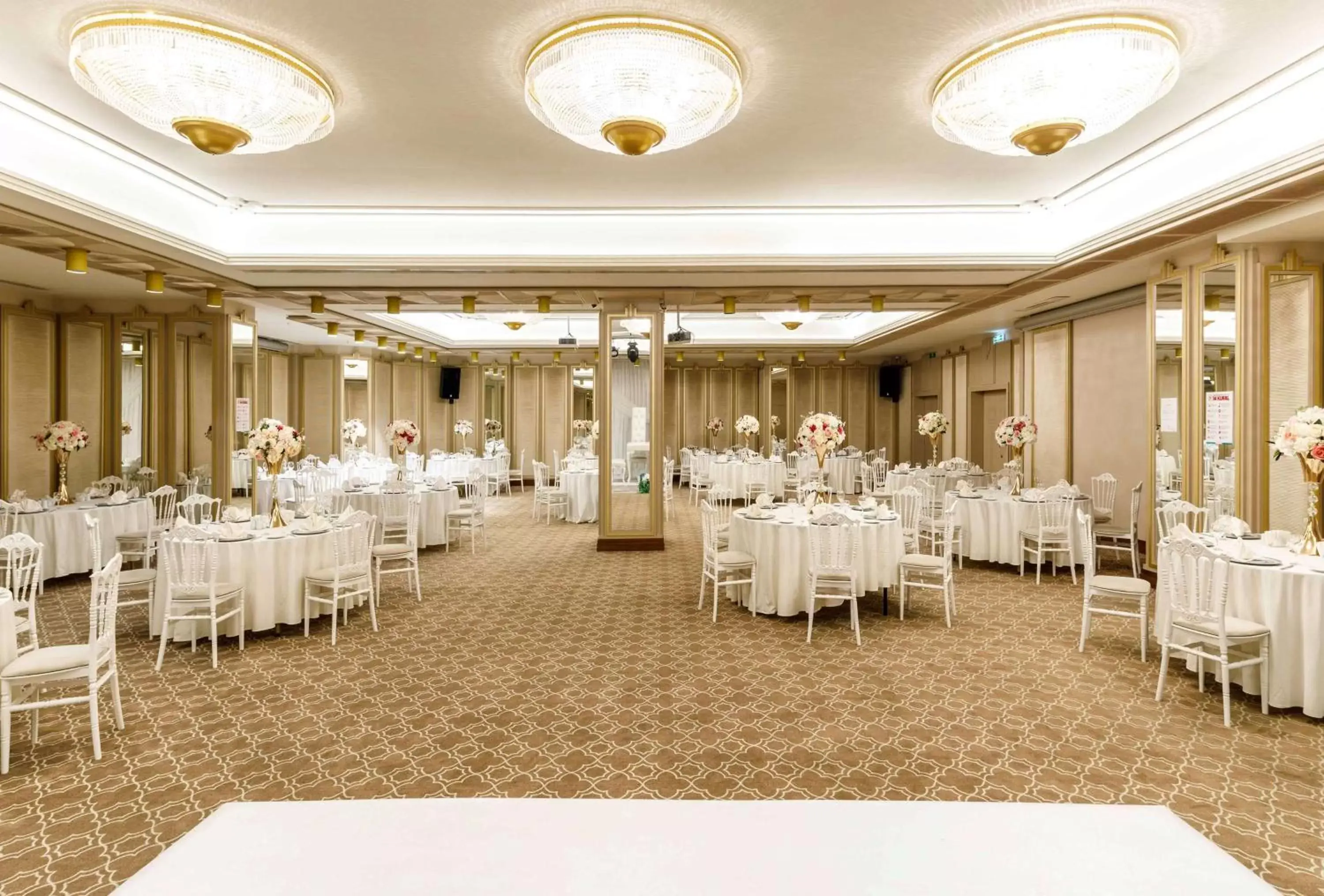 Meeting/conference room, Restaurant/Places to Eat in Ramada by Wyndham Istanbul Golden Horn