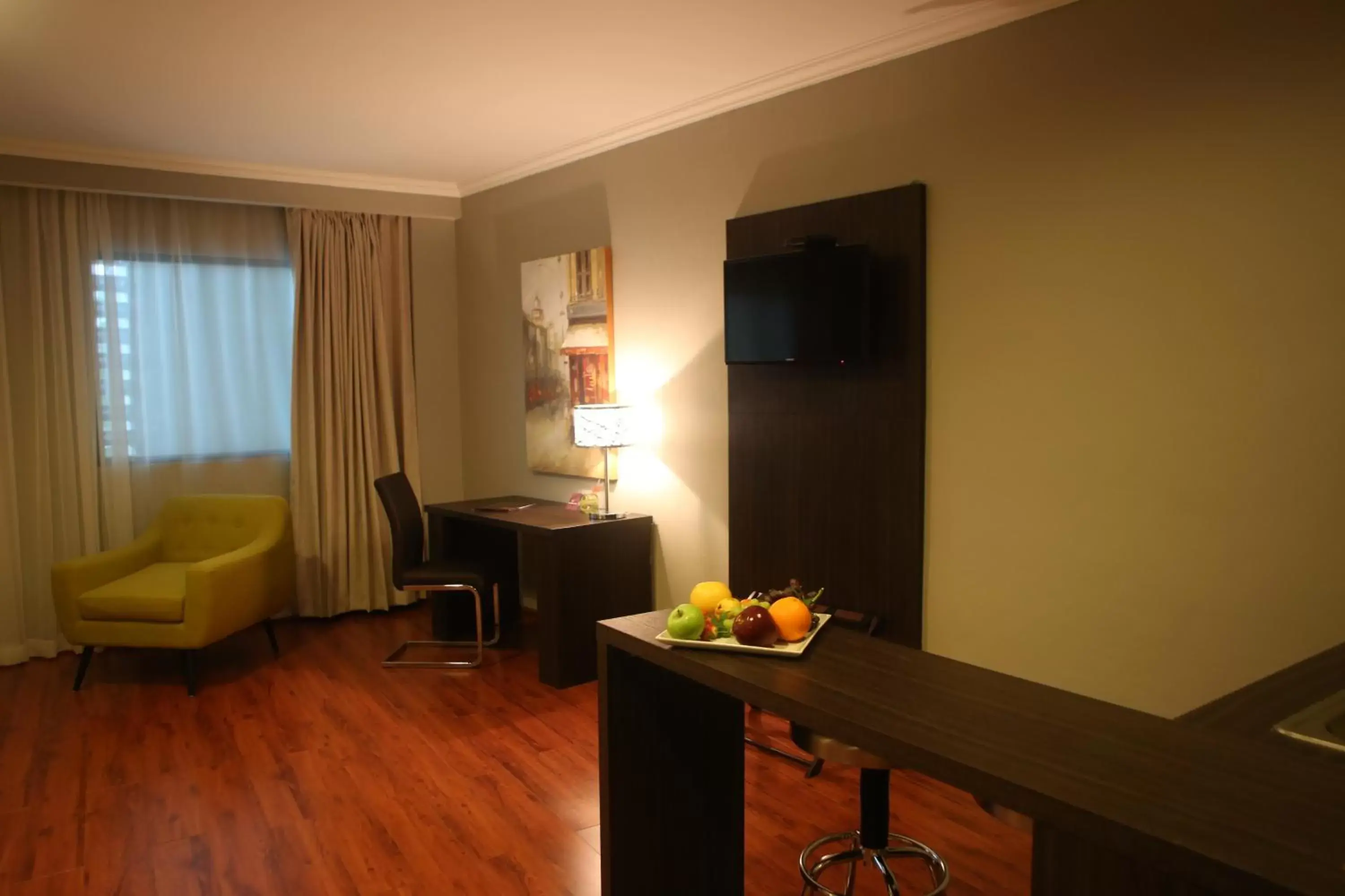 Dining area, TV/Entertainment Center in Aranjuez Hotel & Suites