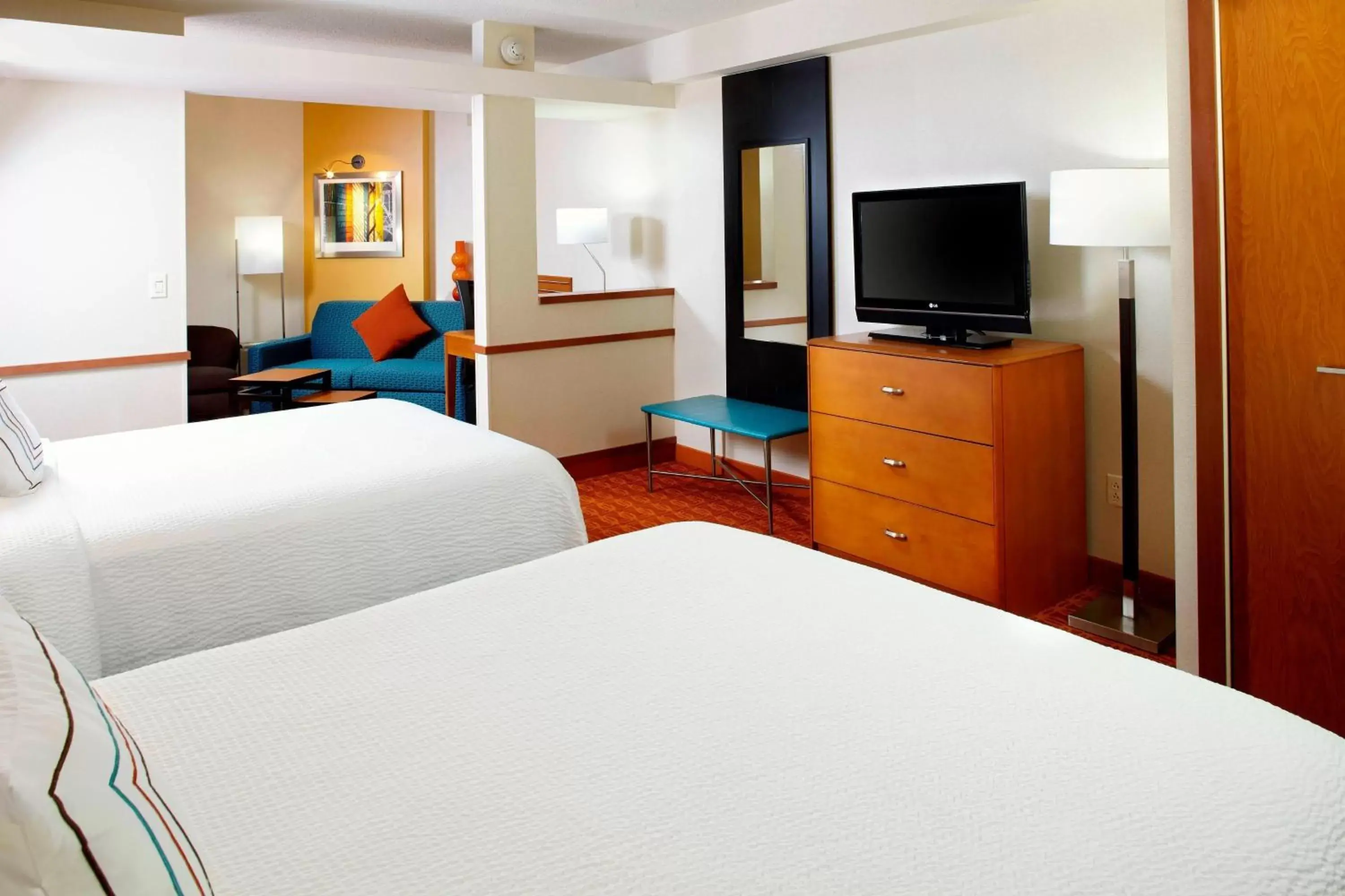 Photo of the whole room, Bed in Fairfield Inn & Suites Pittsburgh Neville Island