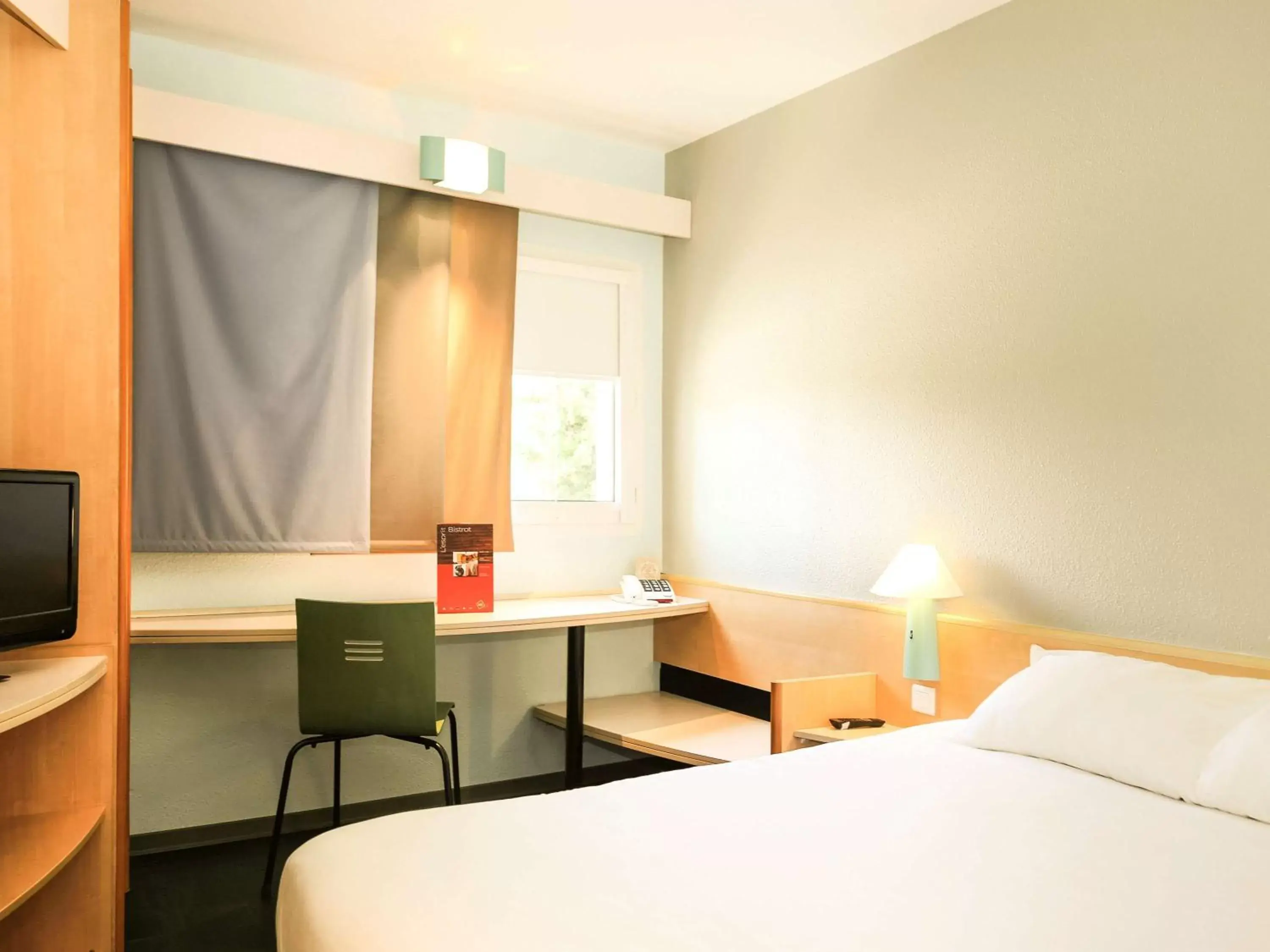 Photo of the whole room, Bed in ibis Orange Centre