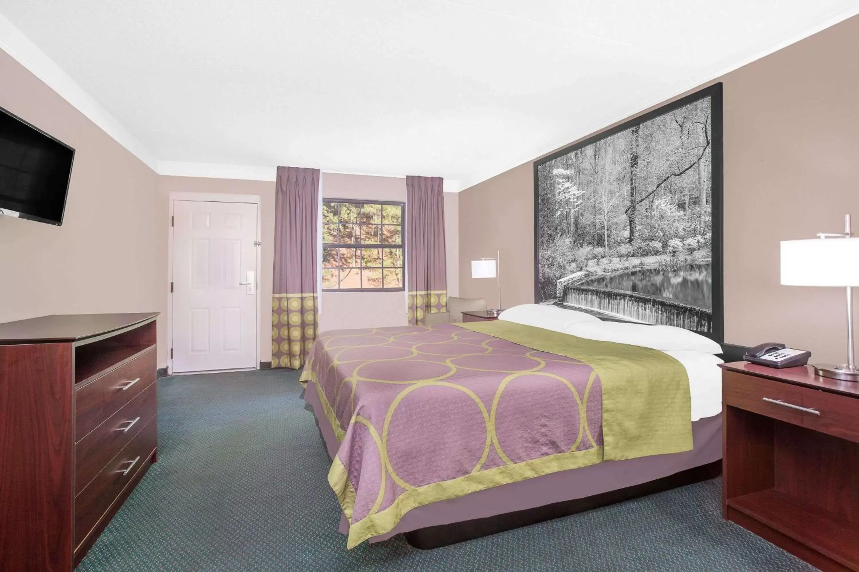 Photo of the whole room, Bed in Super 8 by Wyndham Austell/Six Flags