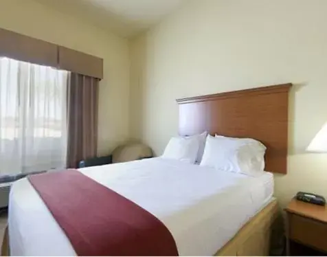 Bed in Holiday Inn Express Hotel & Suites Zapata, an IHG Hotel