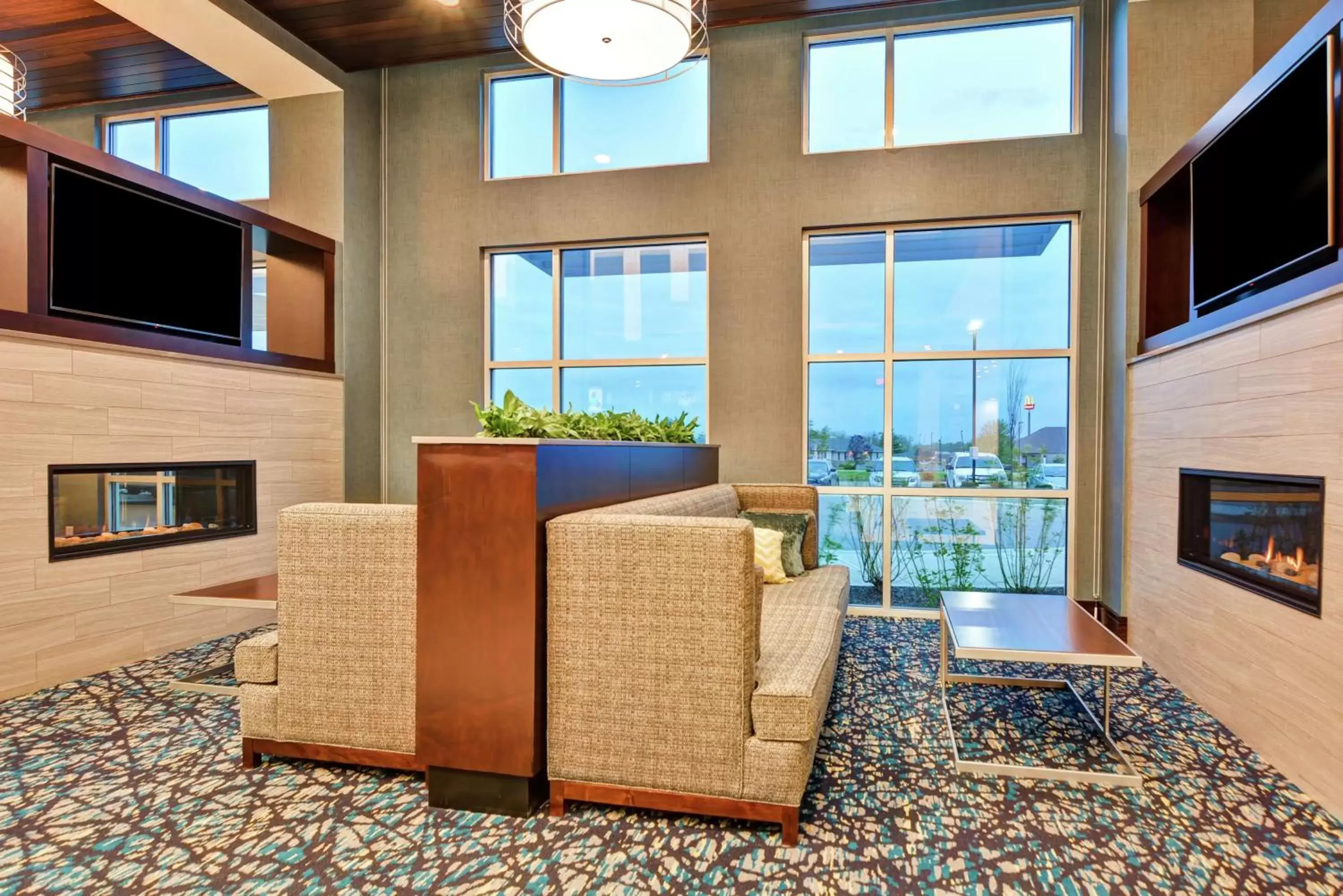 Lobby or reception in Embassy Suites By Hilton Plainfield Indianapolis Airport