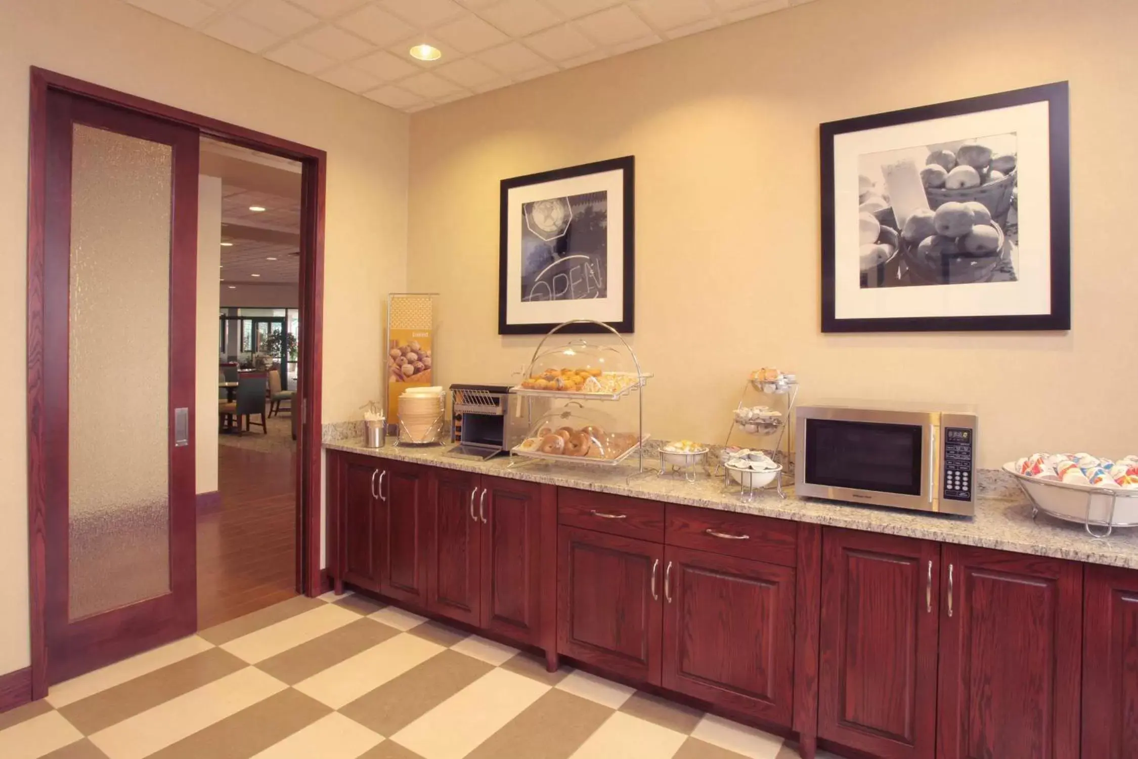 Dining area, Kitchen/Kitchenette in Hampton Inn Richland-Tri Cities