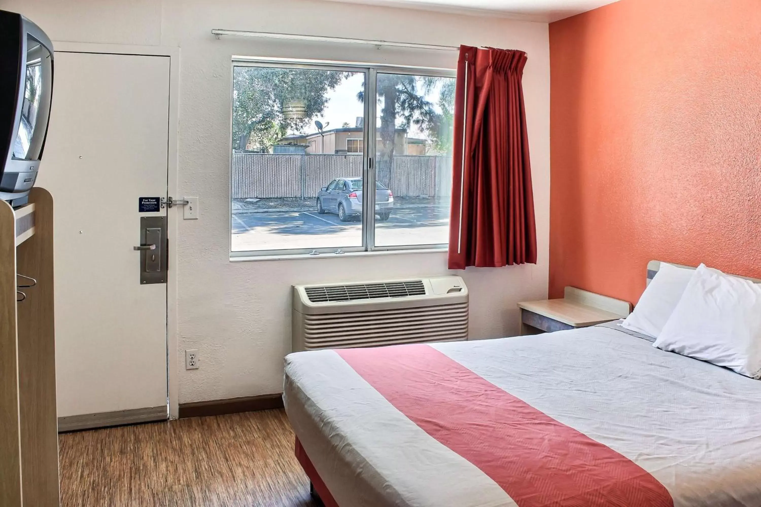 Photo of the whole room, Bed in Motel 6-King City, CA