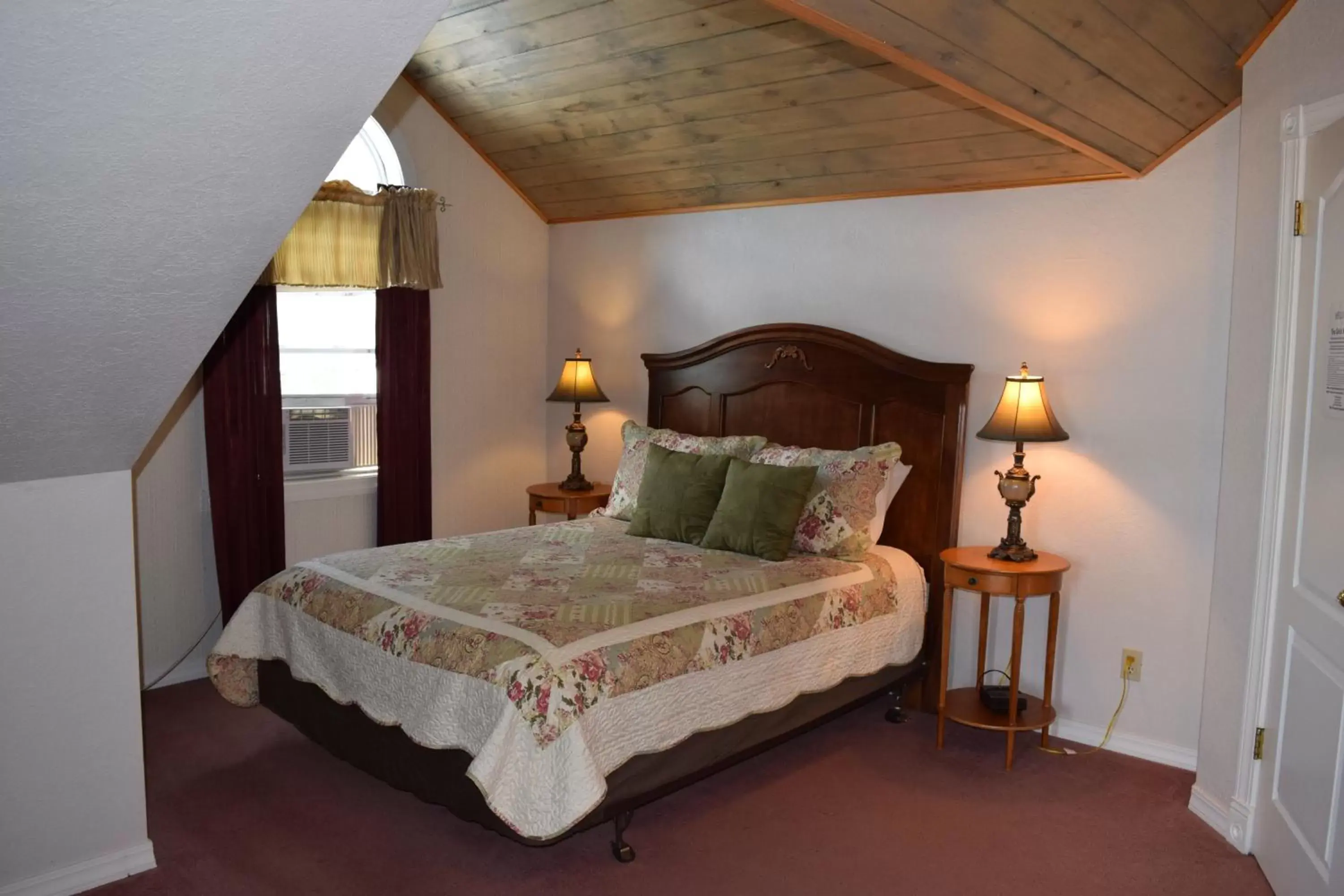 06 - Queen Suite with Private Bathroom - The Keller Room in Grist Mill Inn