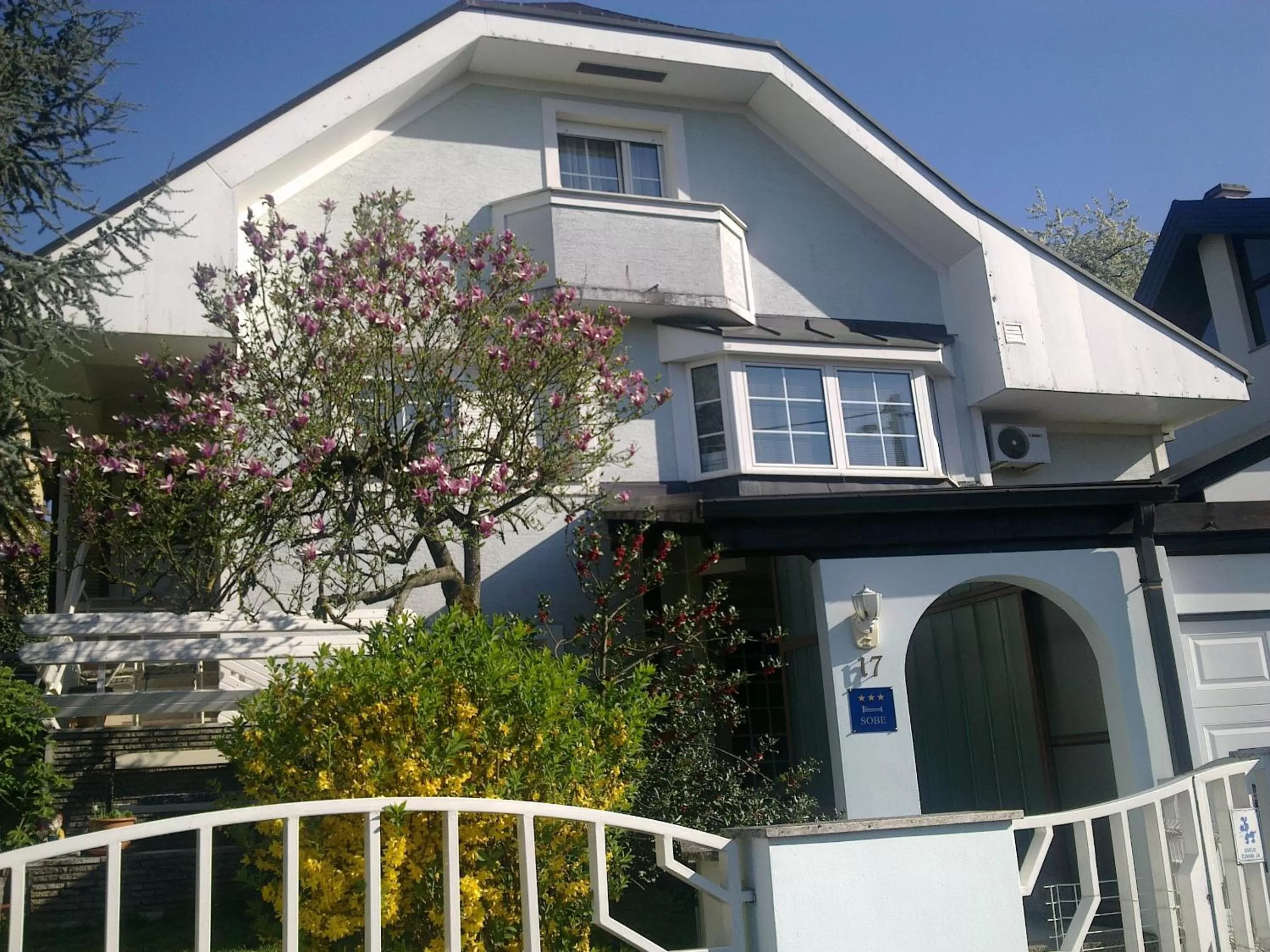 Apartment & Rooms Miboti