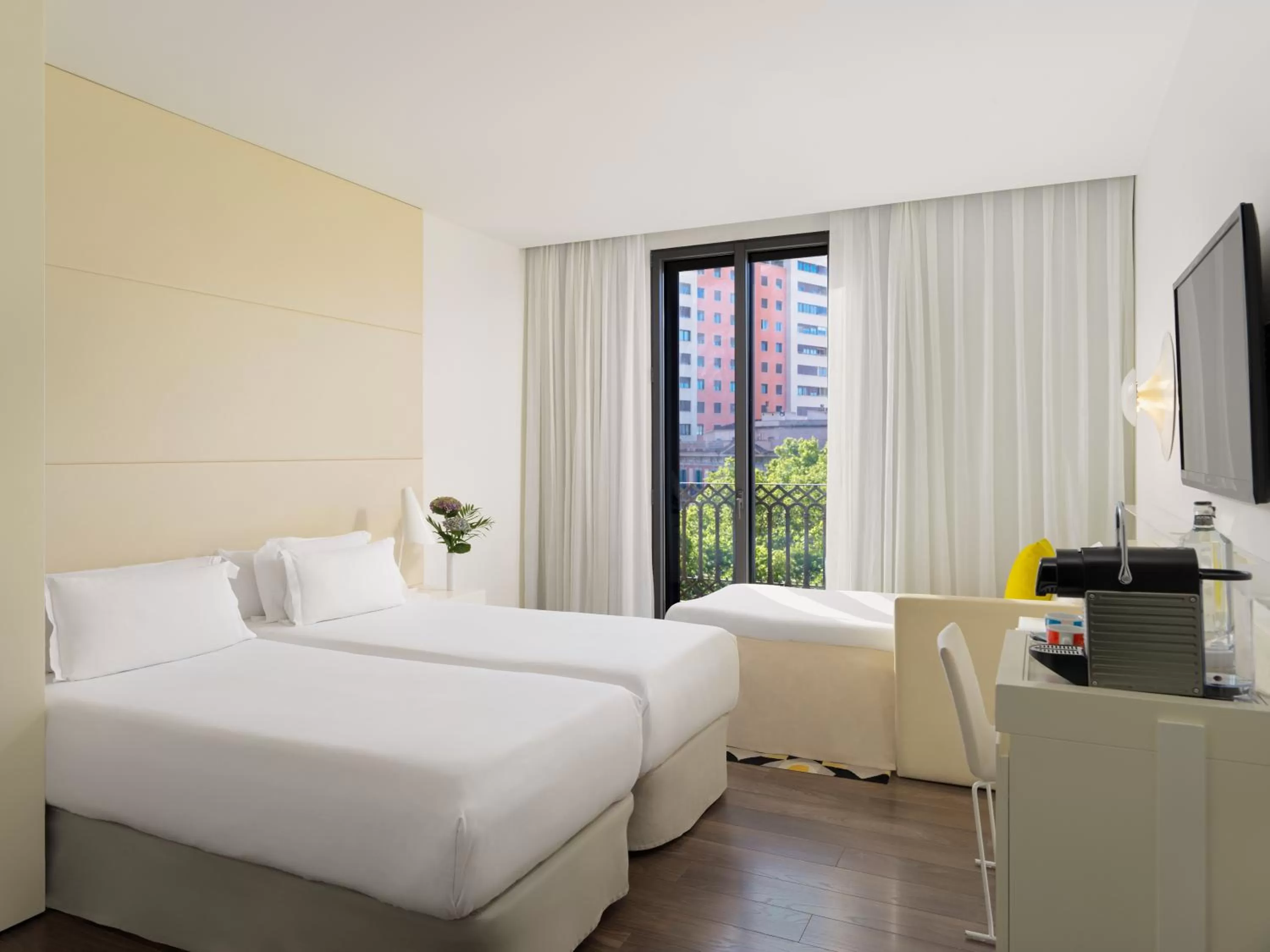 Bedroom, Bed in H10 Urquinaona Plaza