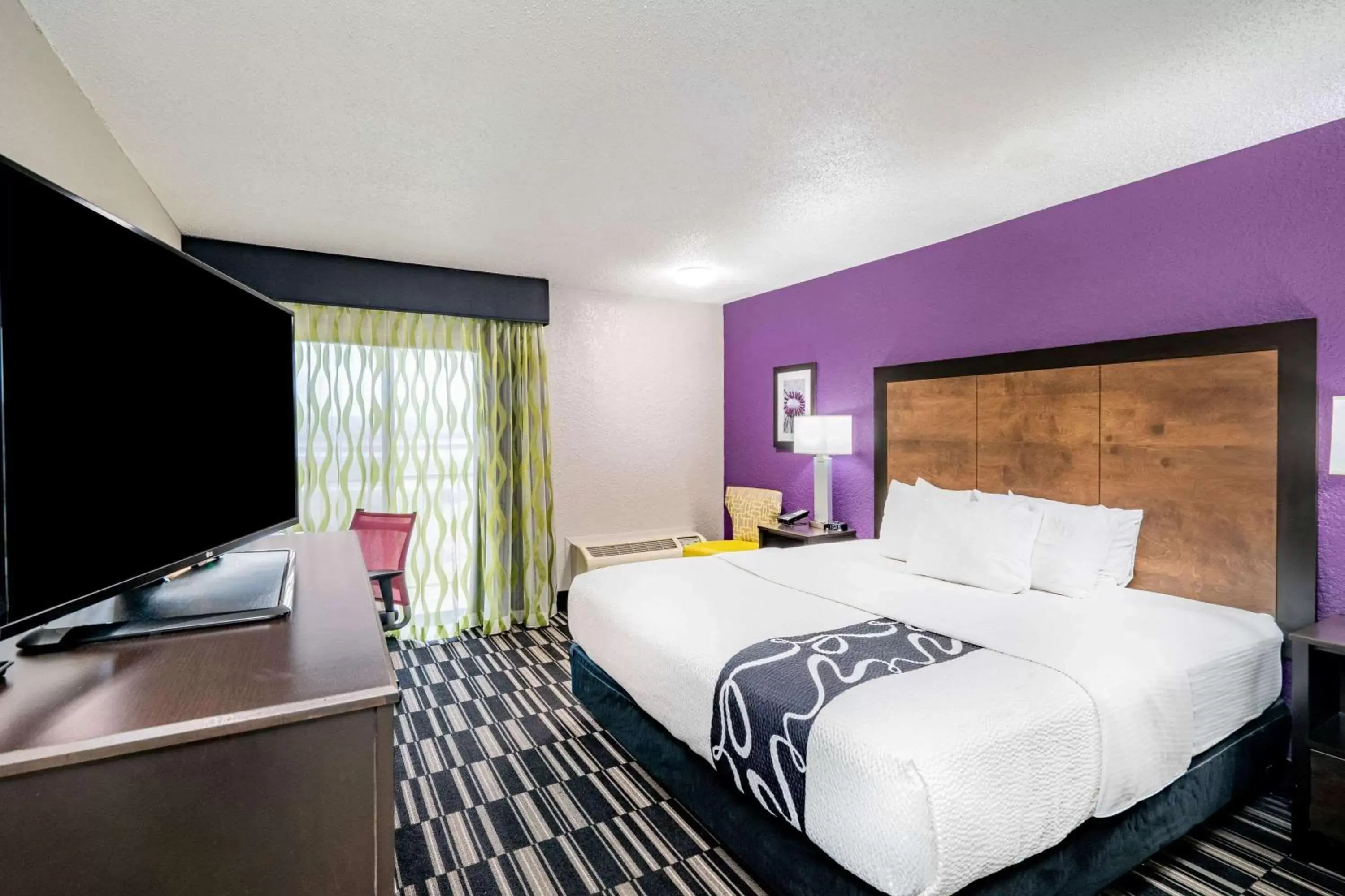 Photo of the whole room, Bed in La Quinta Inn by Wyndham El Dorado