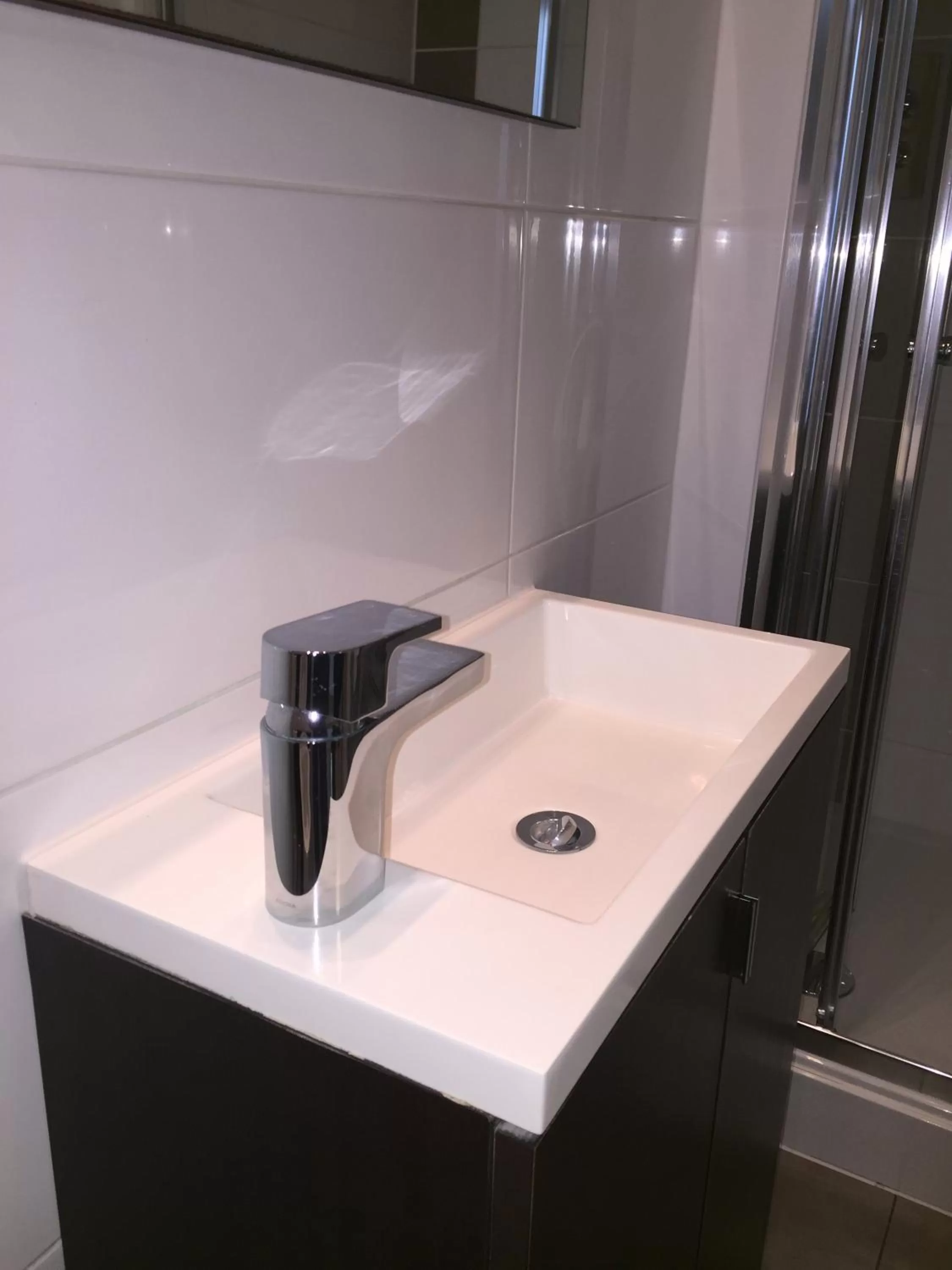 Bathroom in Lyall Apartment Hotel