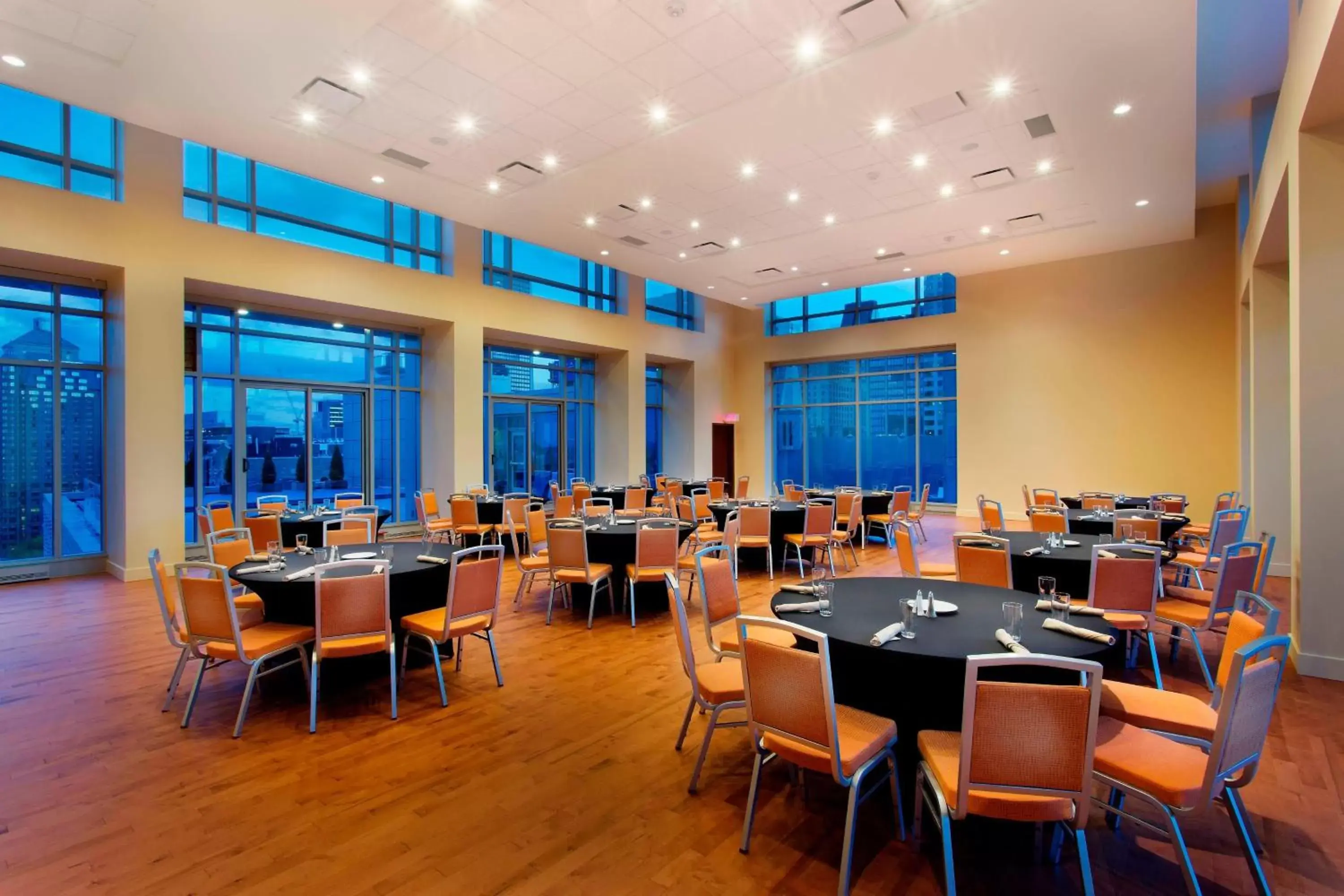 Meeting/conference room, Restaurant/Places to Eat in Courtyard by Marriott Montreal Downtown