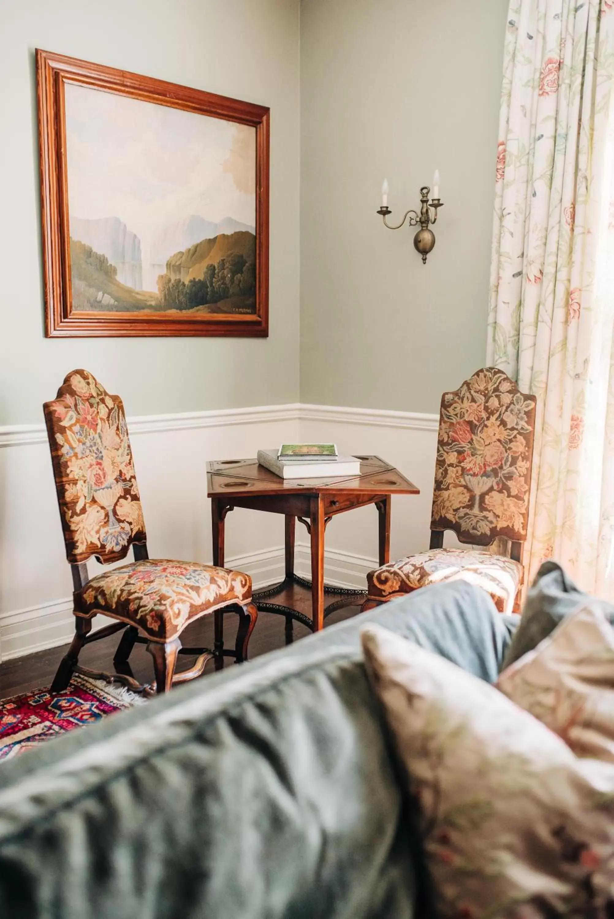 Seating Area in Benn Conger Inn