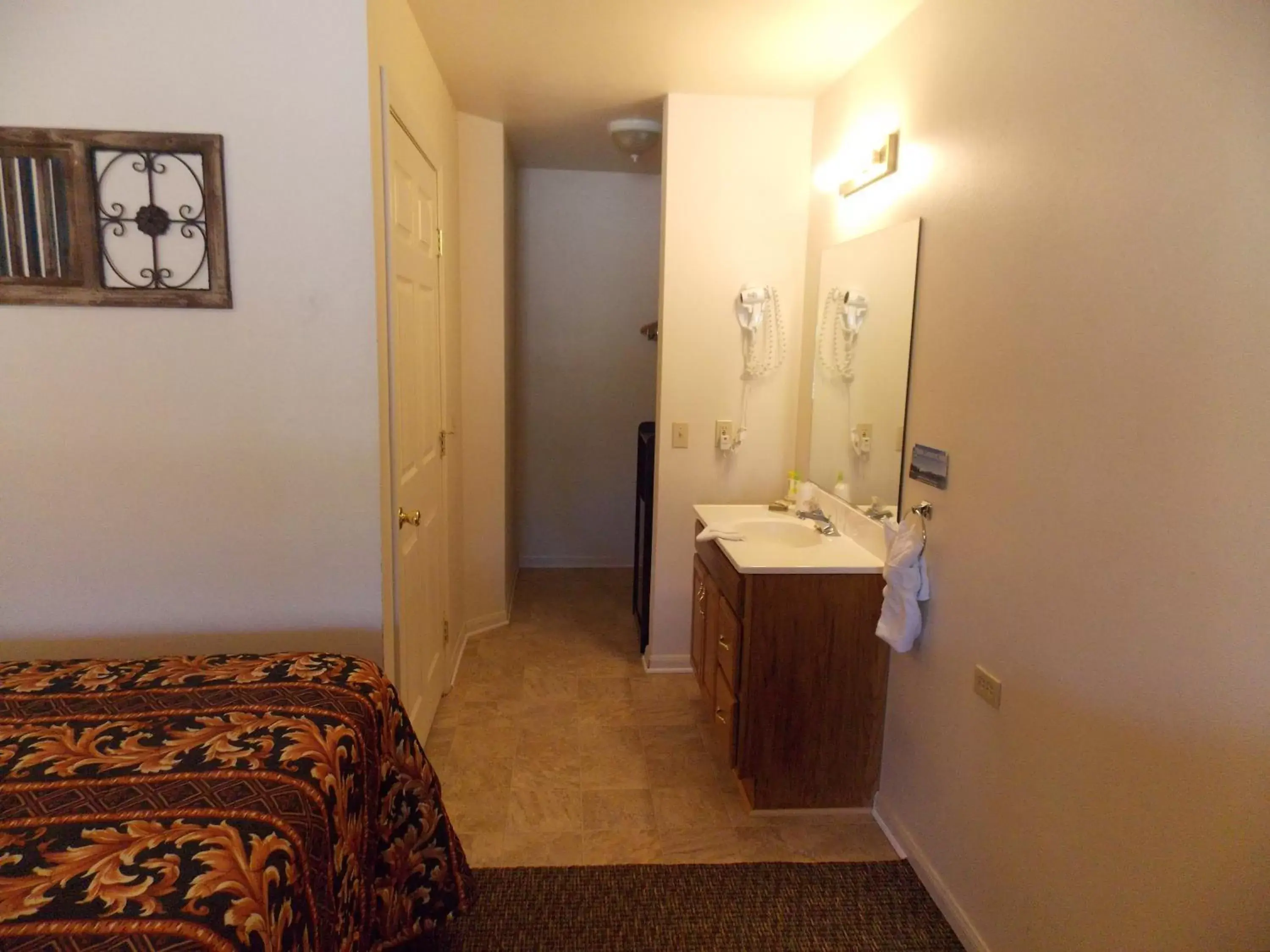 Photo of the whole room, Bathroom in Vintage Lakeside Inn