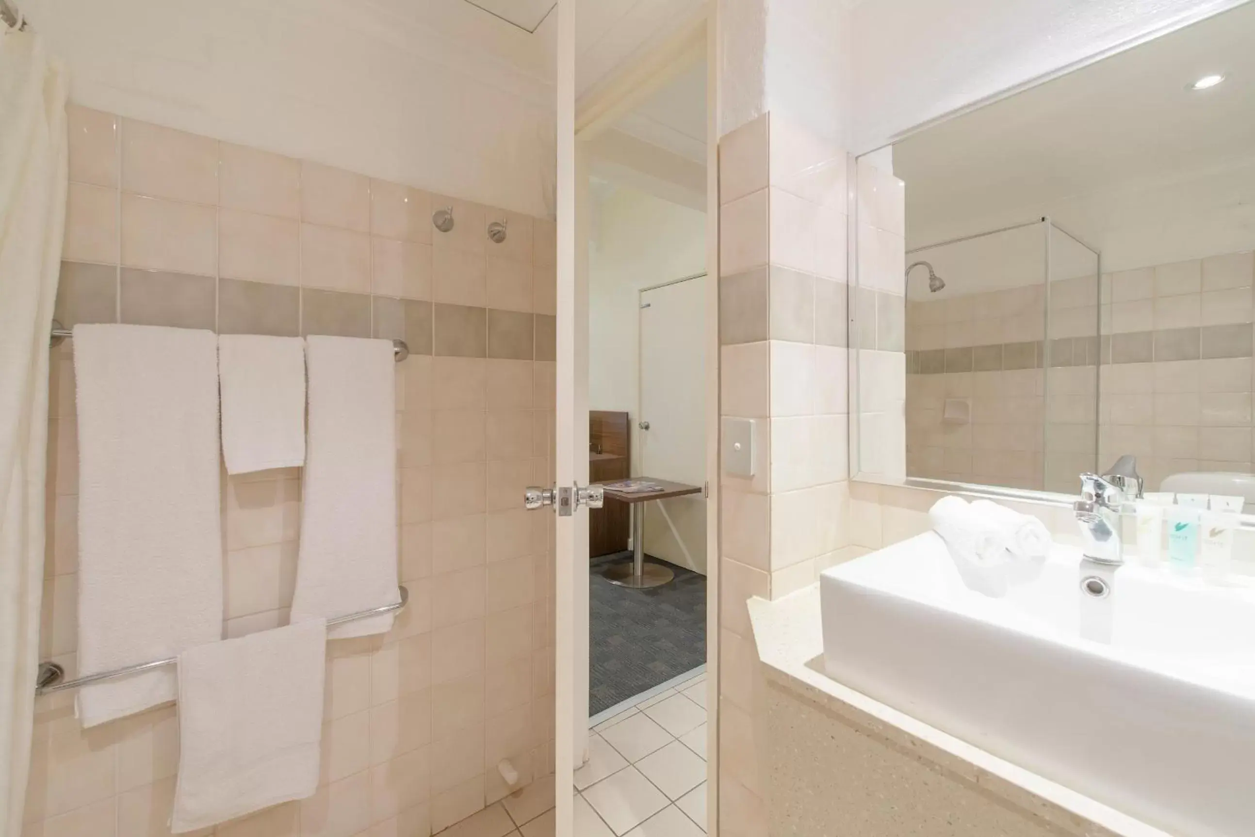 Shower, Bathroom in Ibis Styles Karratha