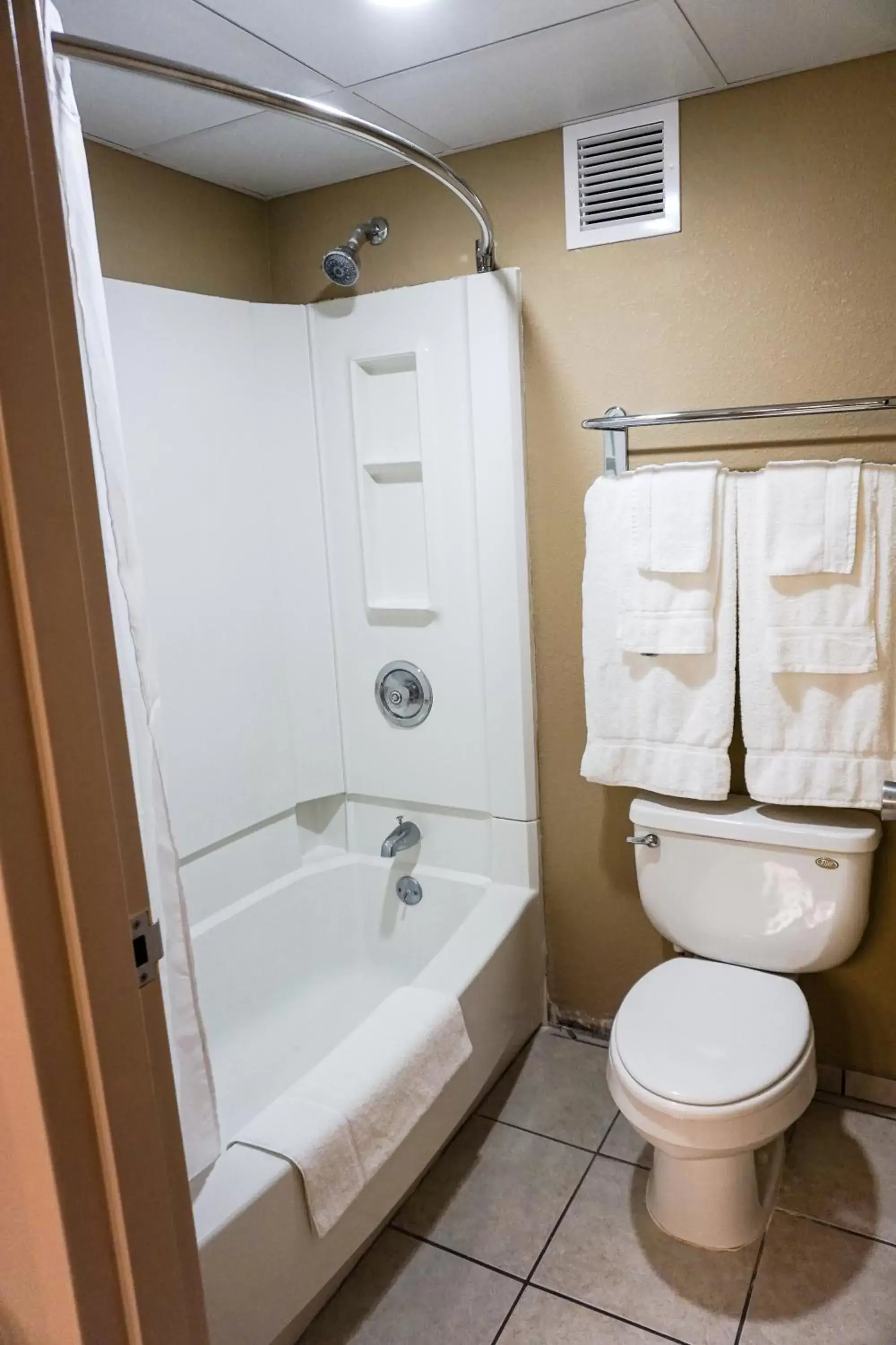 Toilet, Bathroom in Boarders Inn & Suites by Cobblestone Hotels - Grand Island