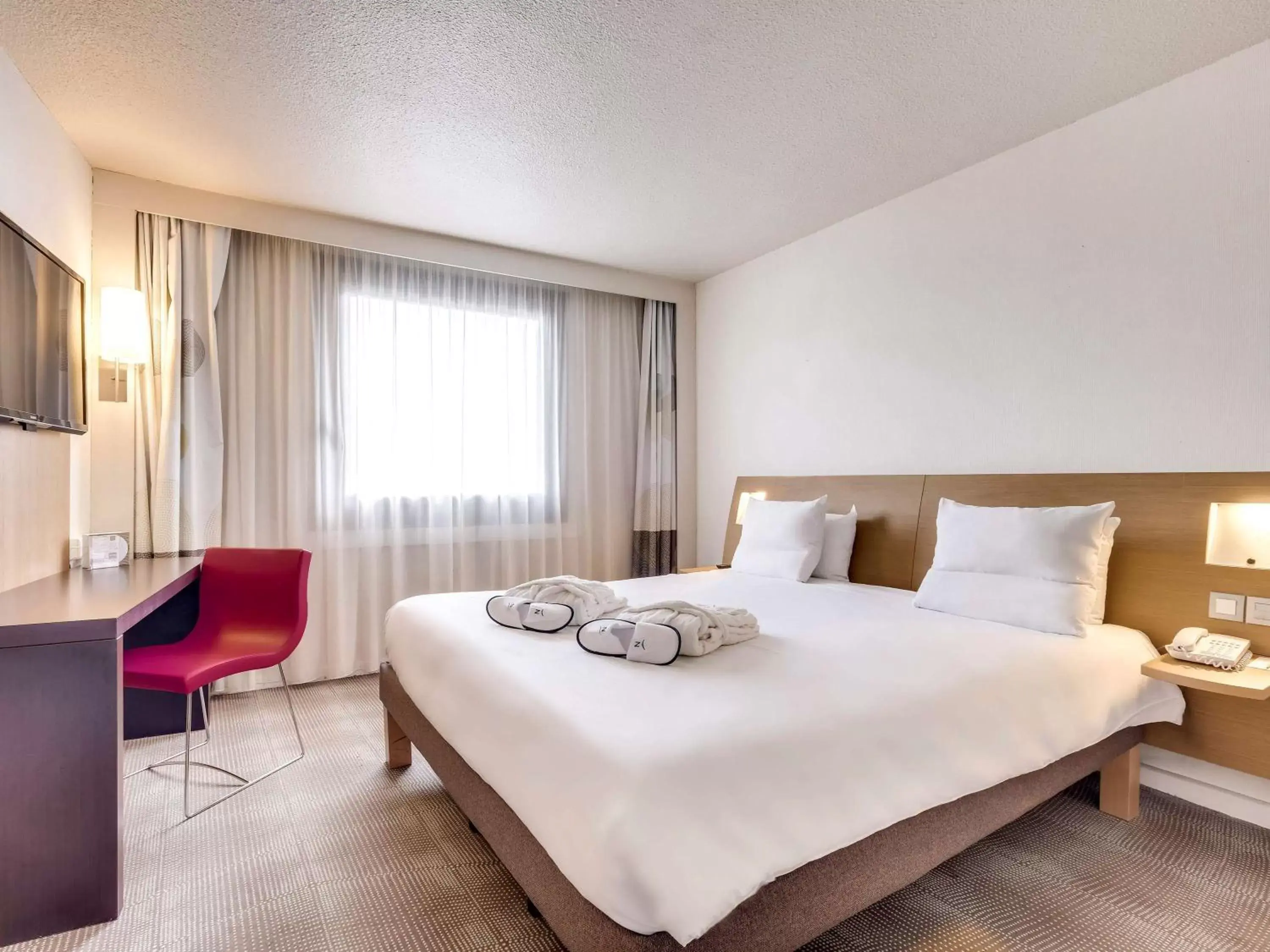 Photo of the whole room, Bed in Novotel Paris Charenton le Pont