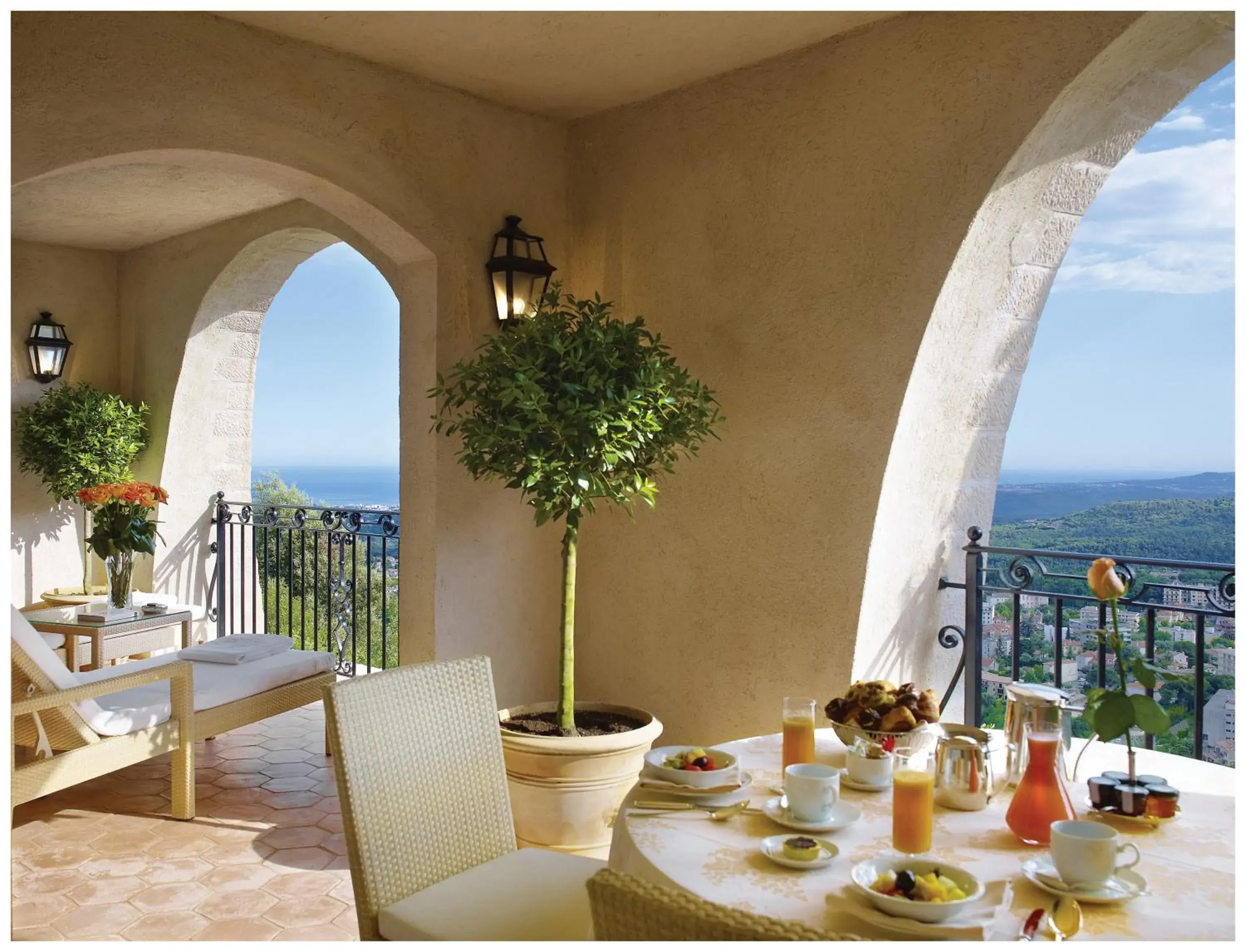 Patio, Restaurant/Places to Eat in Château Saint-Martin & Spa - an Oetker Collection Hotel