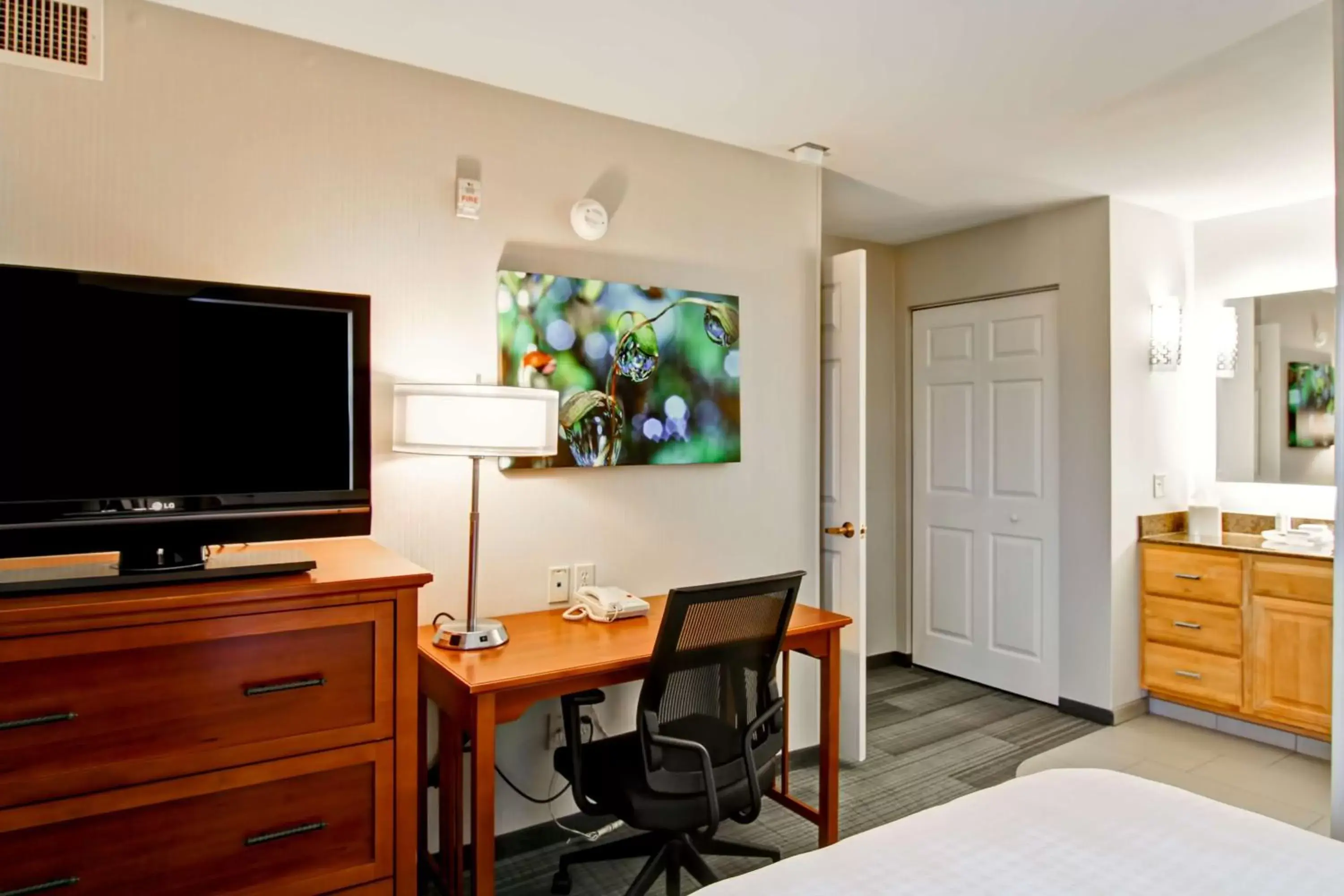Bed, TV/Entertainment Center in Homewood Suites by Hilton Stratford