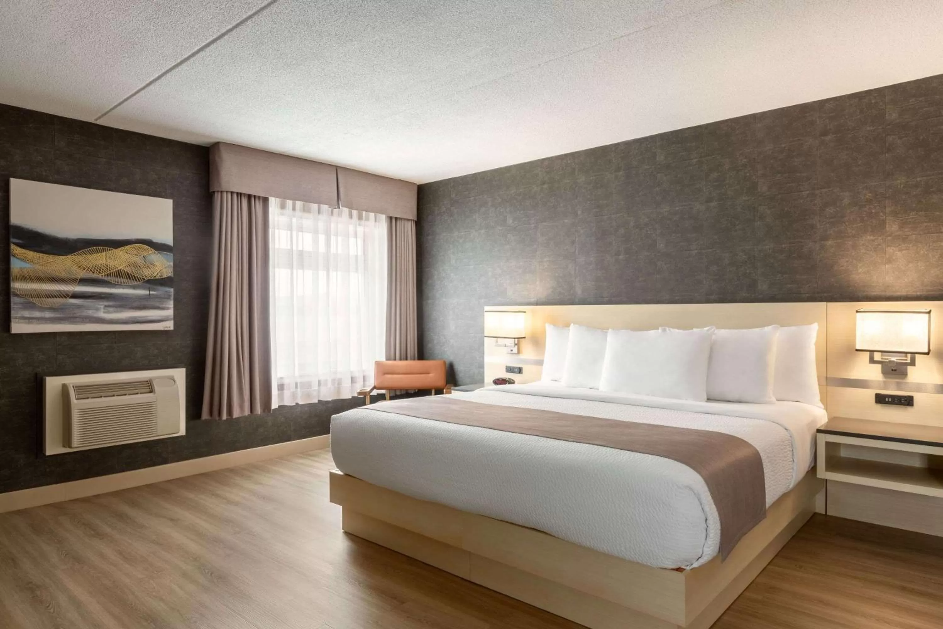 Photo of the whole room, Bed in Days Inn by Wyndham Toronto West Mississauga