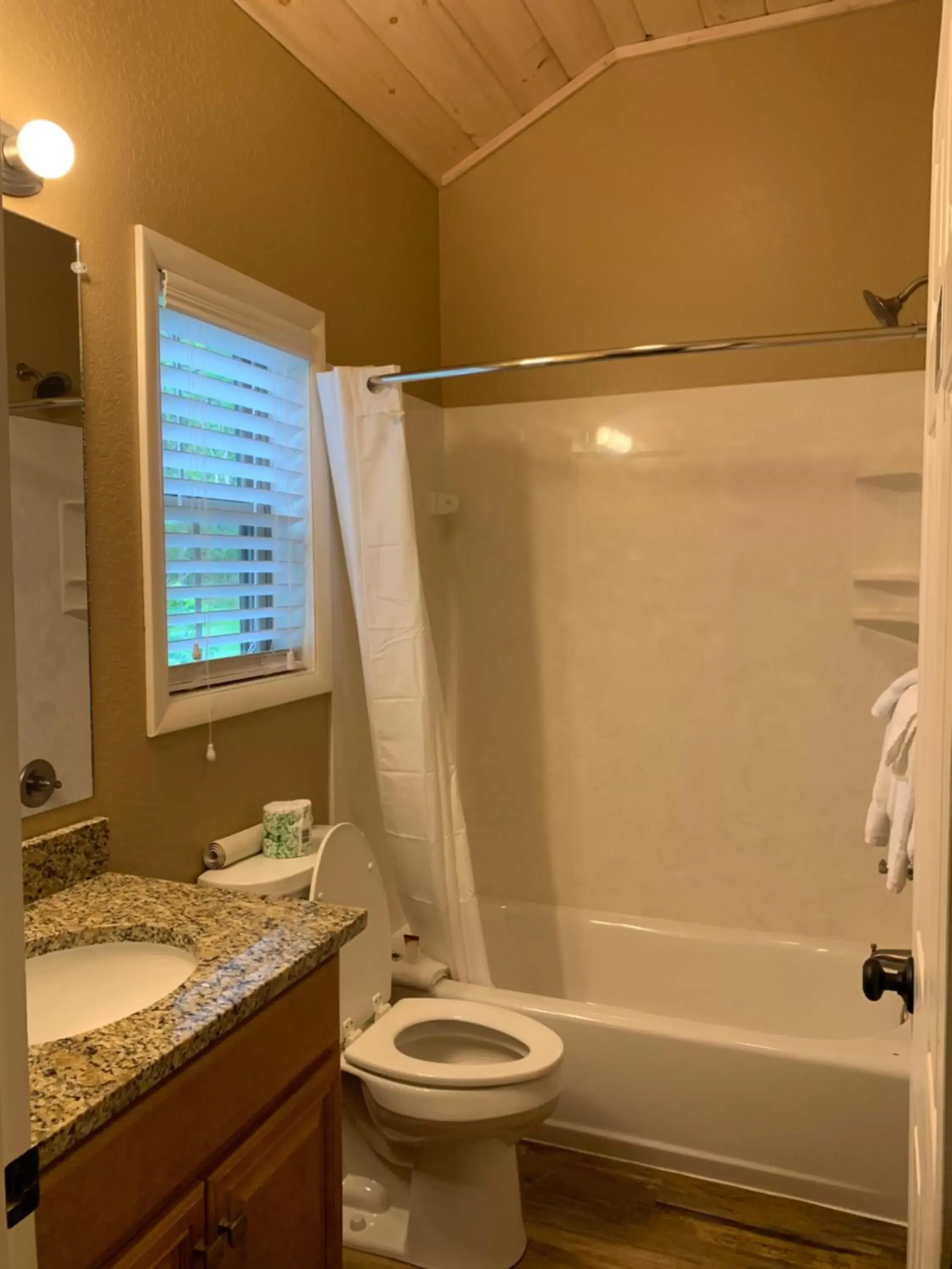 Bathroom in Carr's Northside Hotel and Cottages