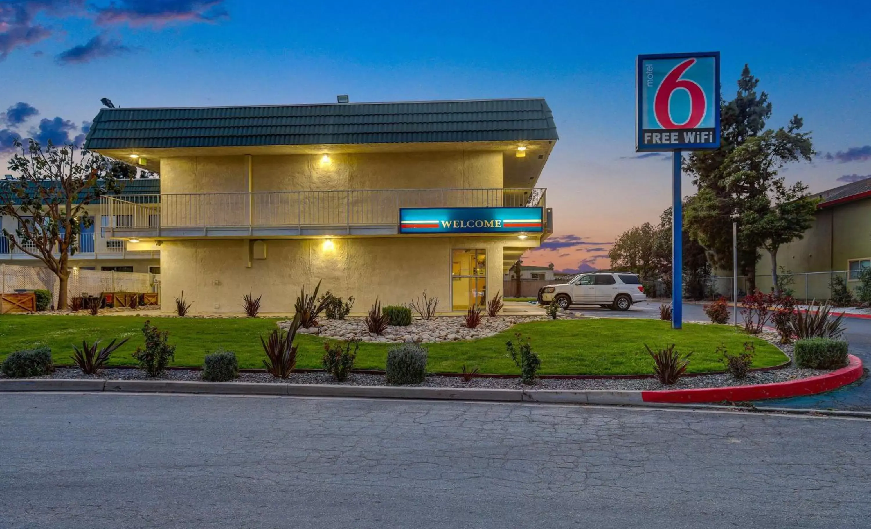 Property building in Motel 6-King City, CA