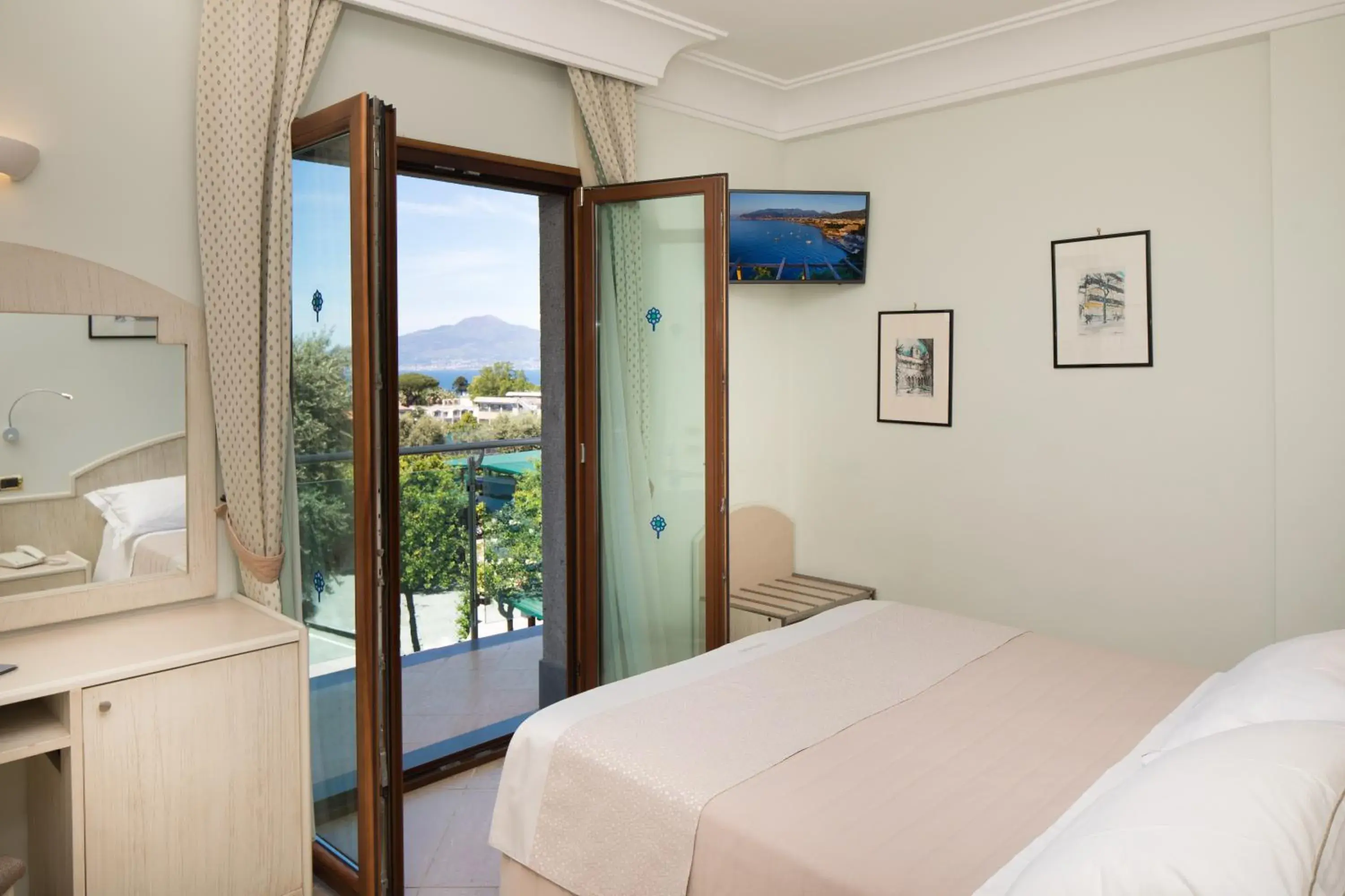 View (from property/room), Bed in Comfort Hotel Gardenia Sorrento Coast