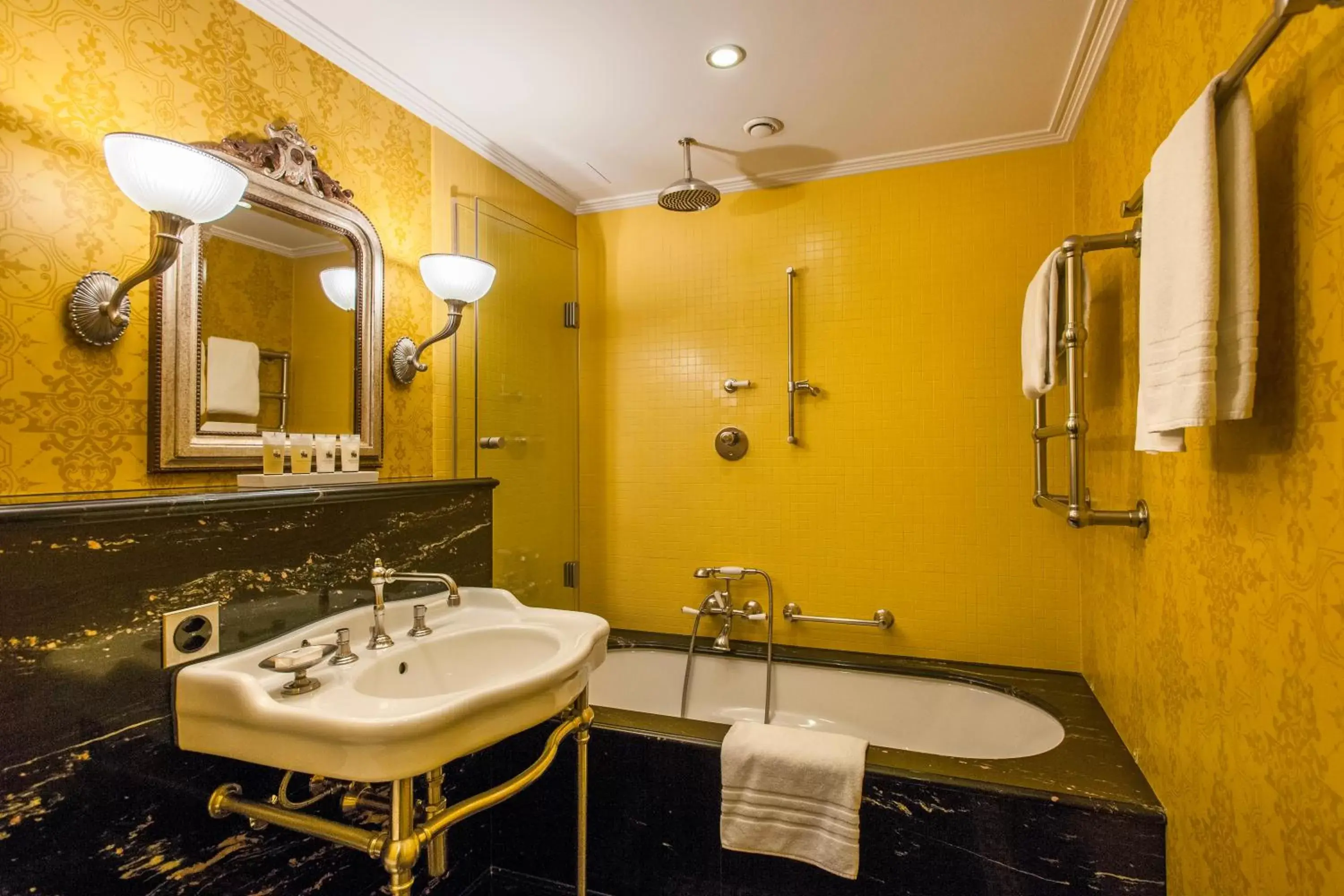 Bathroom in Grand Hotel LES TROIS ROIS