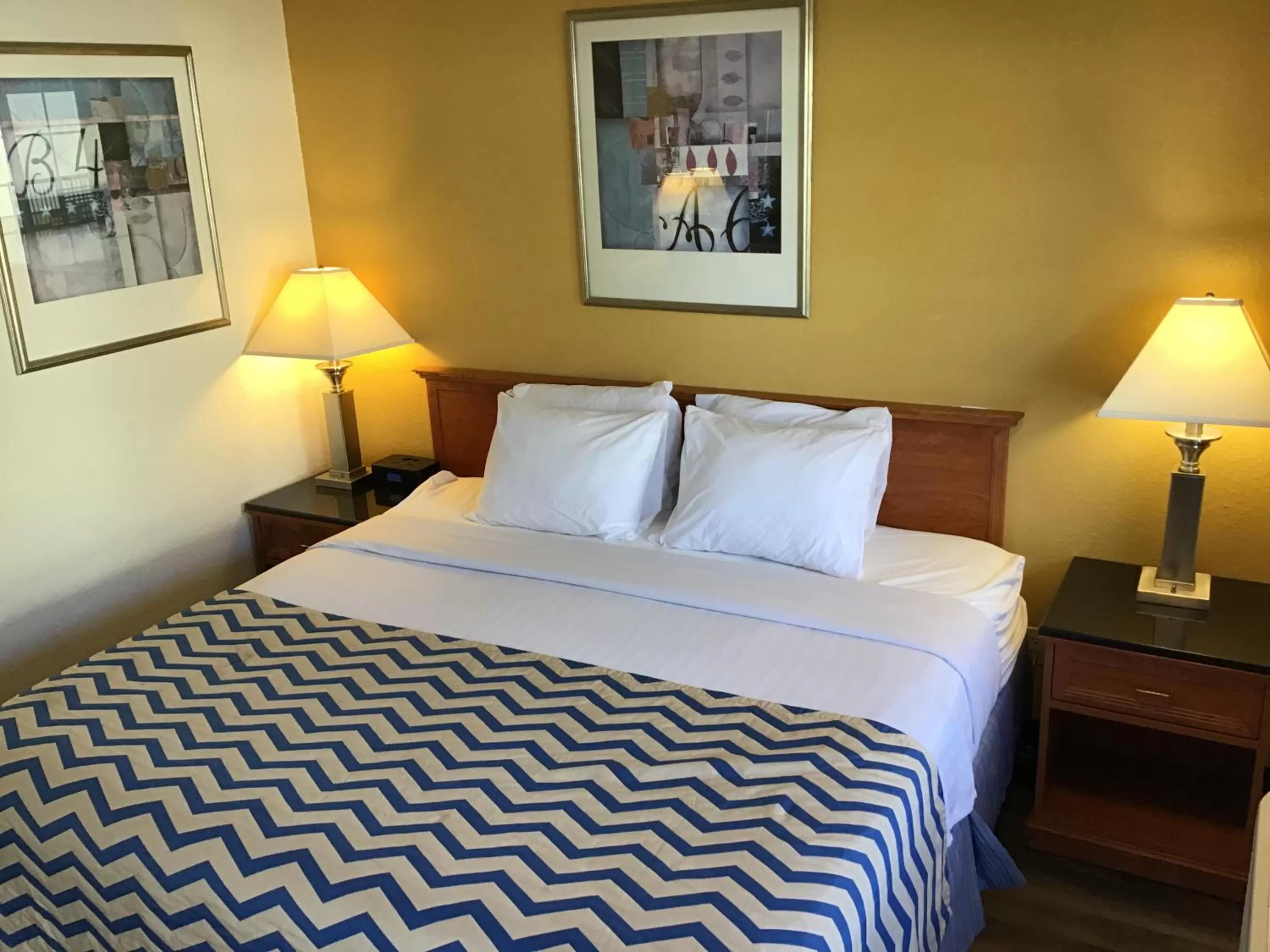 Bedroom, Bed in Travelodge by Wyndham Pendleton OR