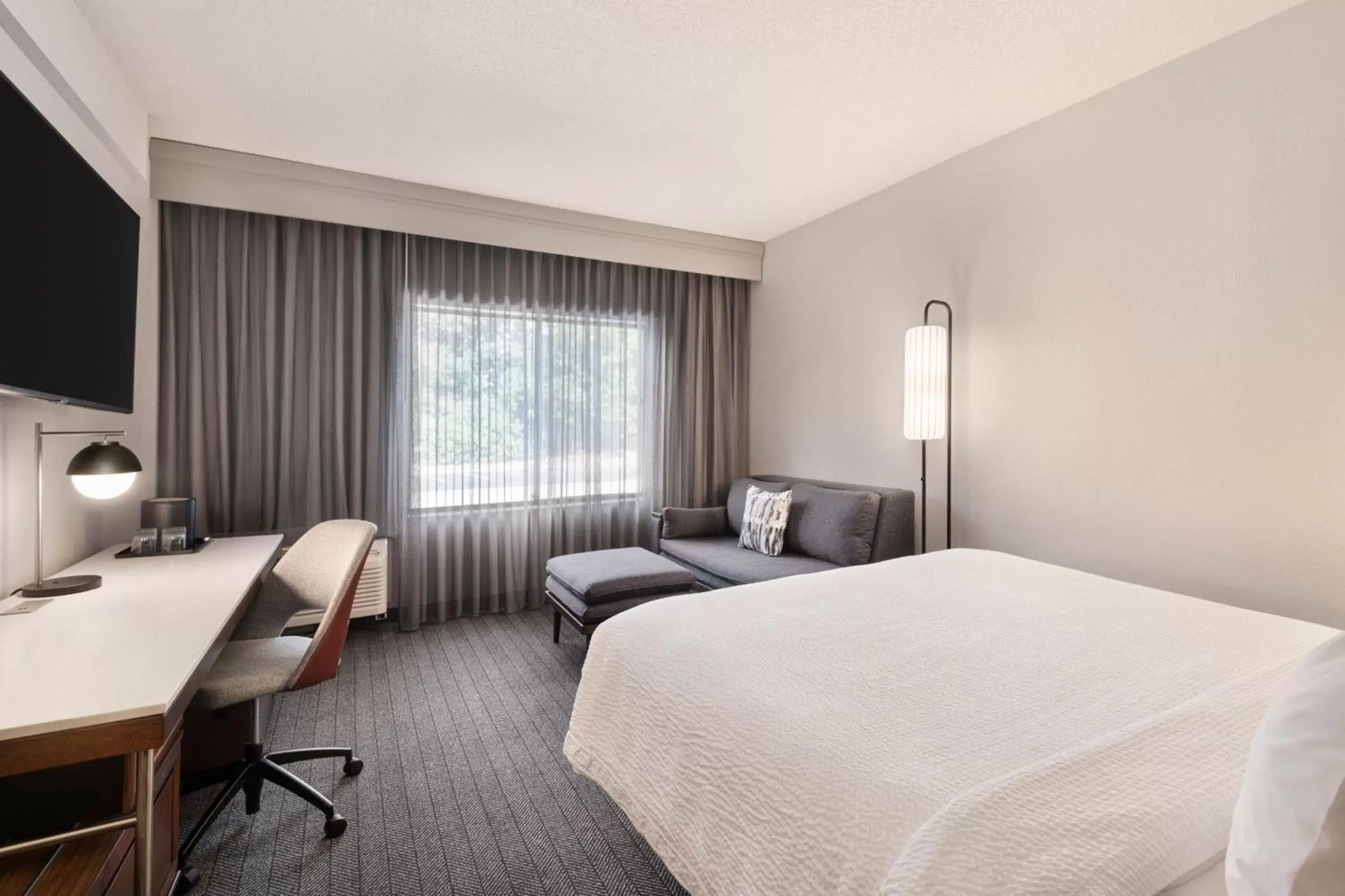 Photo of the whole room, Bed in Courtyard by Marriott Burlington