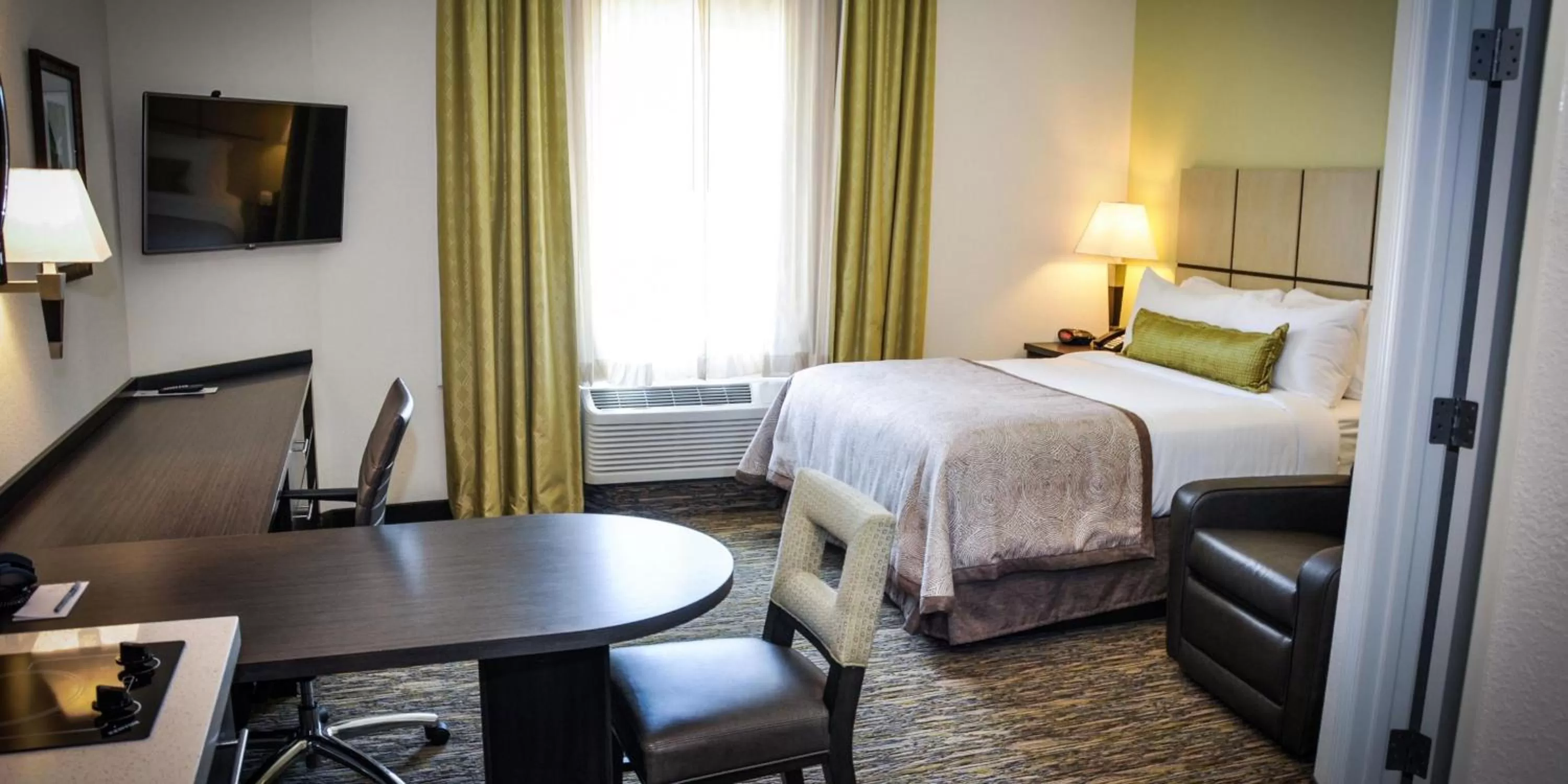 Photo of the whole room, Bed in Candlewood Suites Pearl by IHG