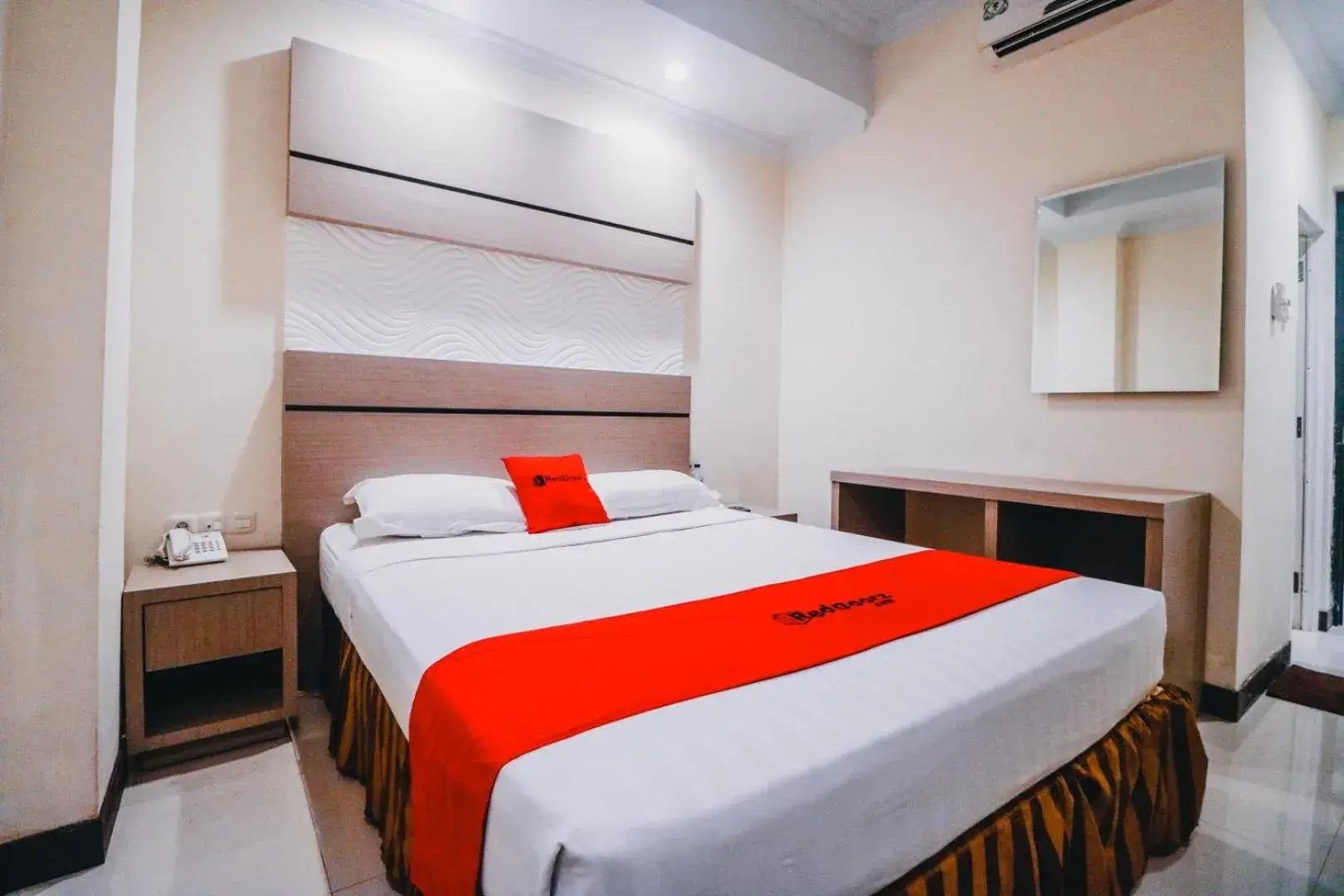 Bedroom, Bed in Reddoorz Plus near Makassar Town Square