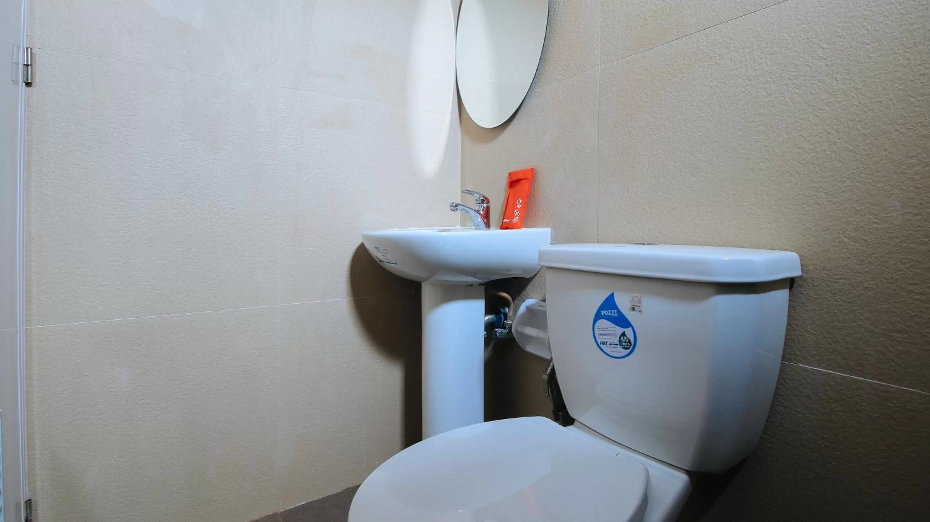 Toilet in RedDoorz at Hotel Rosemarie