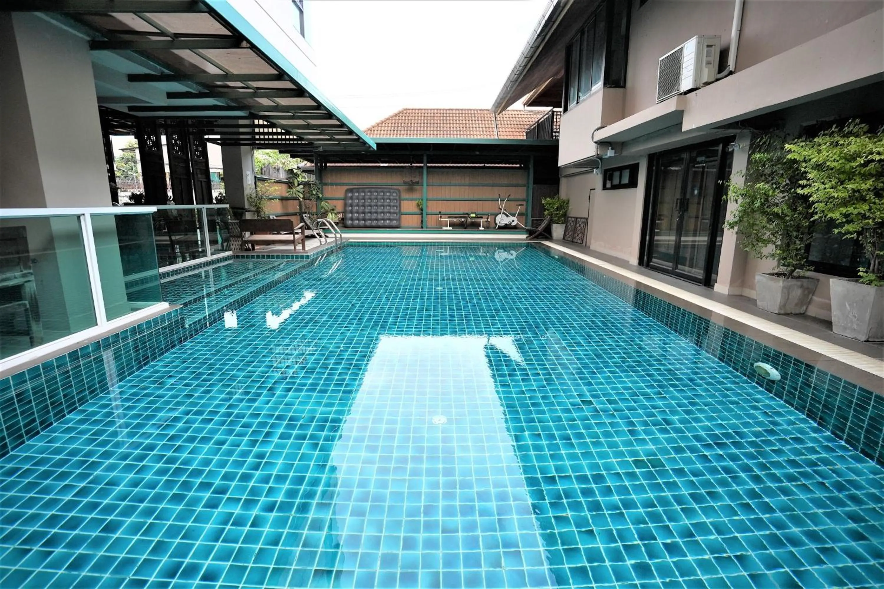 Swimming pool in Baan Tanwa - MRT Ratchadapisek Exit 1 or 2