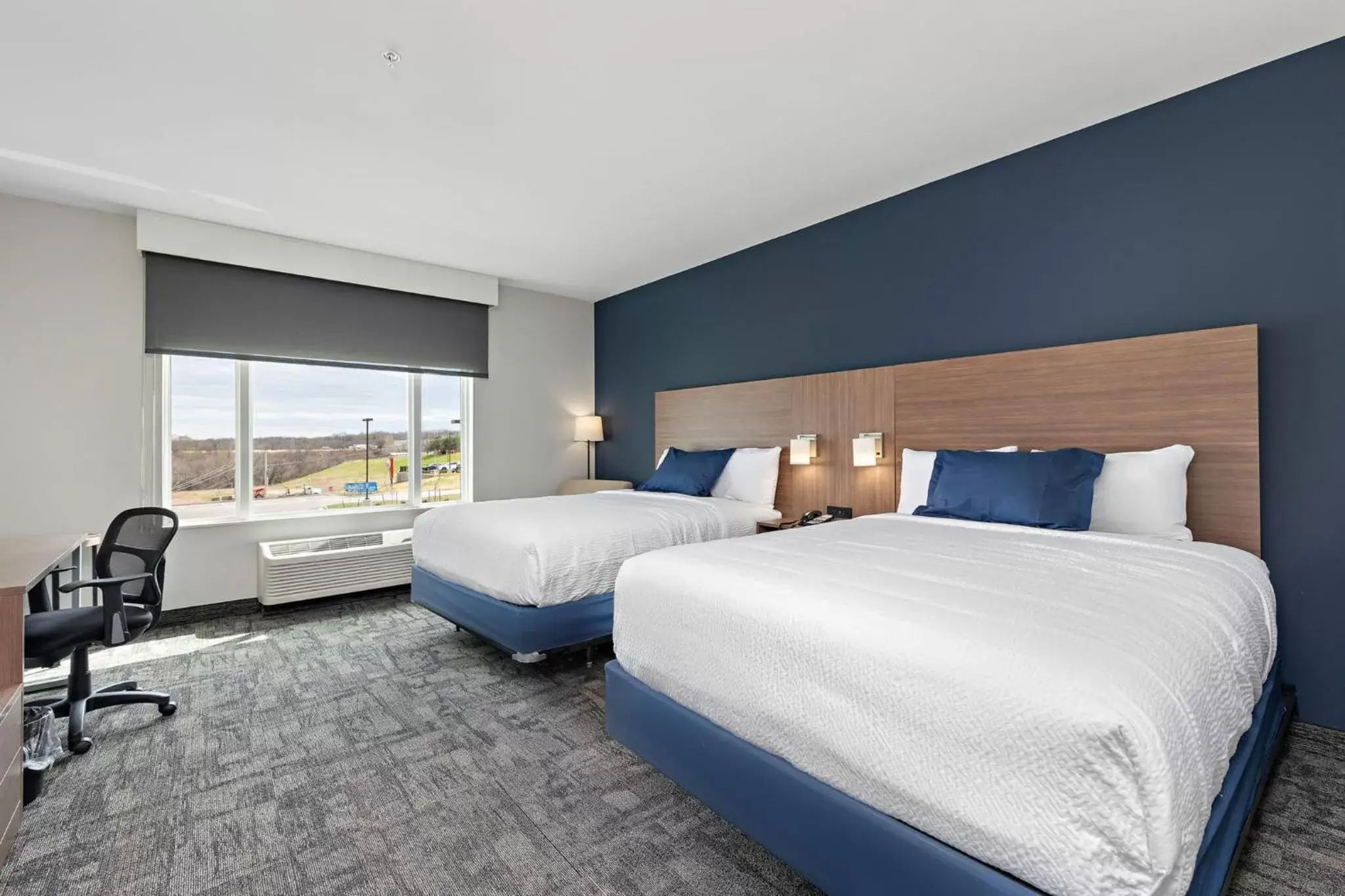 Photo of the whole room, Bed in Holiday Inn Express Kansas City North Parkville, an IHG Hotel