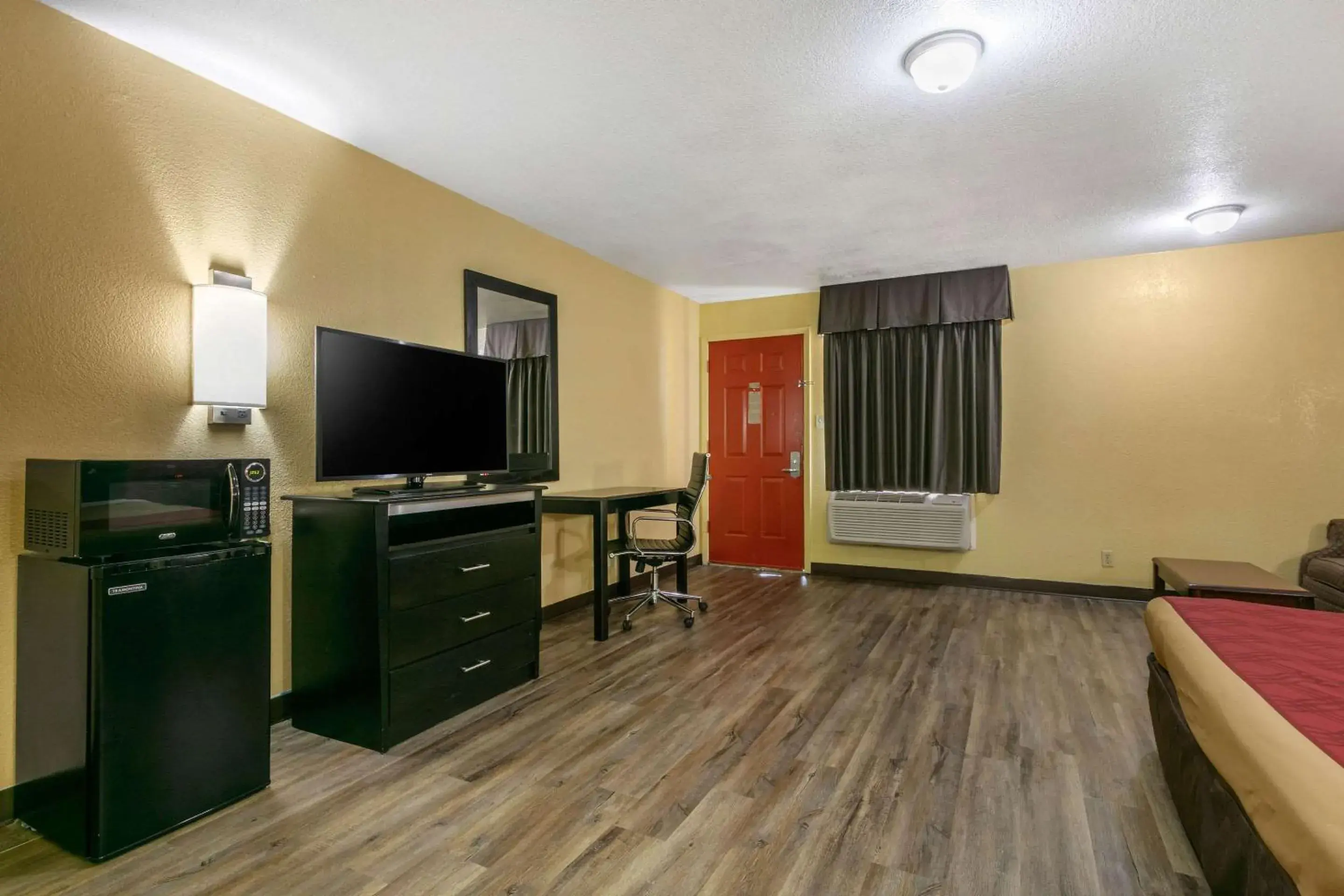 Photo of the whole room, TV/Entertainment Center in Econo Lodge Jonesboro