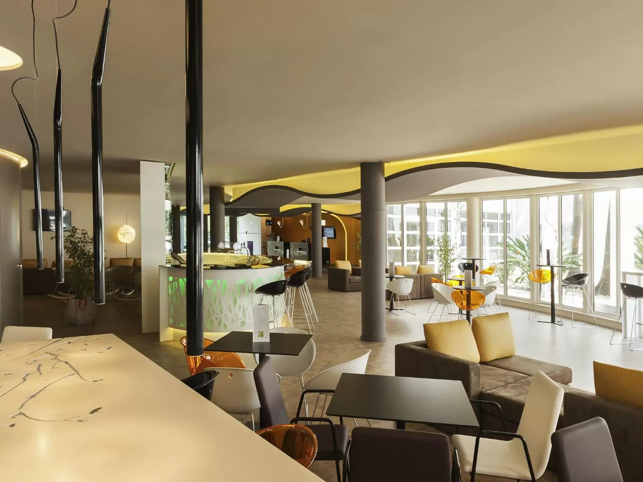 Lounge or bar, Restaurant/Places to Eat in Novotel Setubal