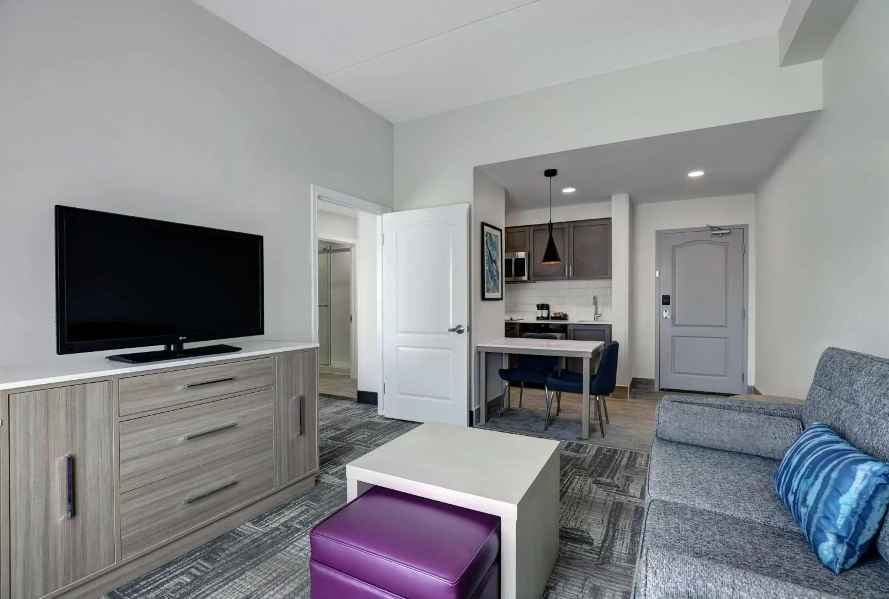 Living room, TV/Entertainment Center in Homewood Suites by Hilton London Ontario