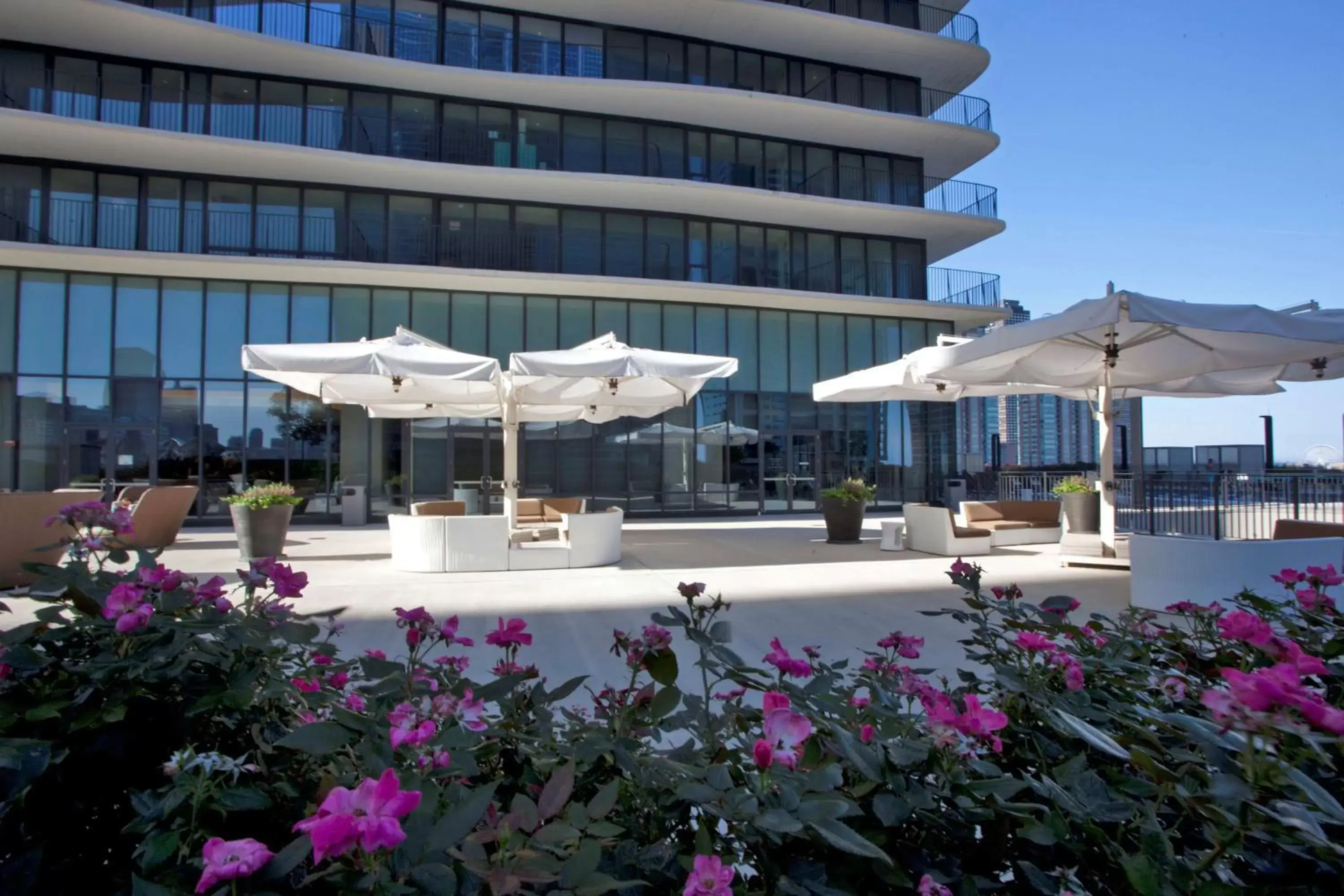 Patio in Radisson Blu Aqua Hotel Chicago