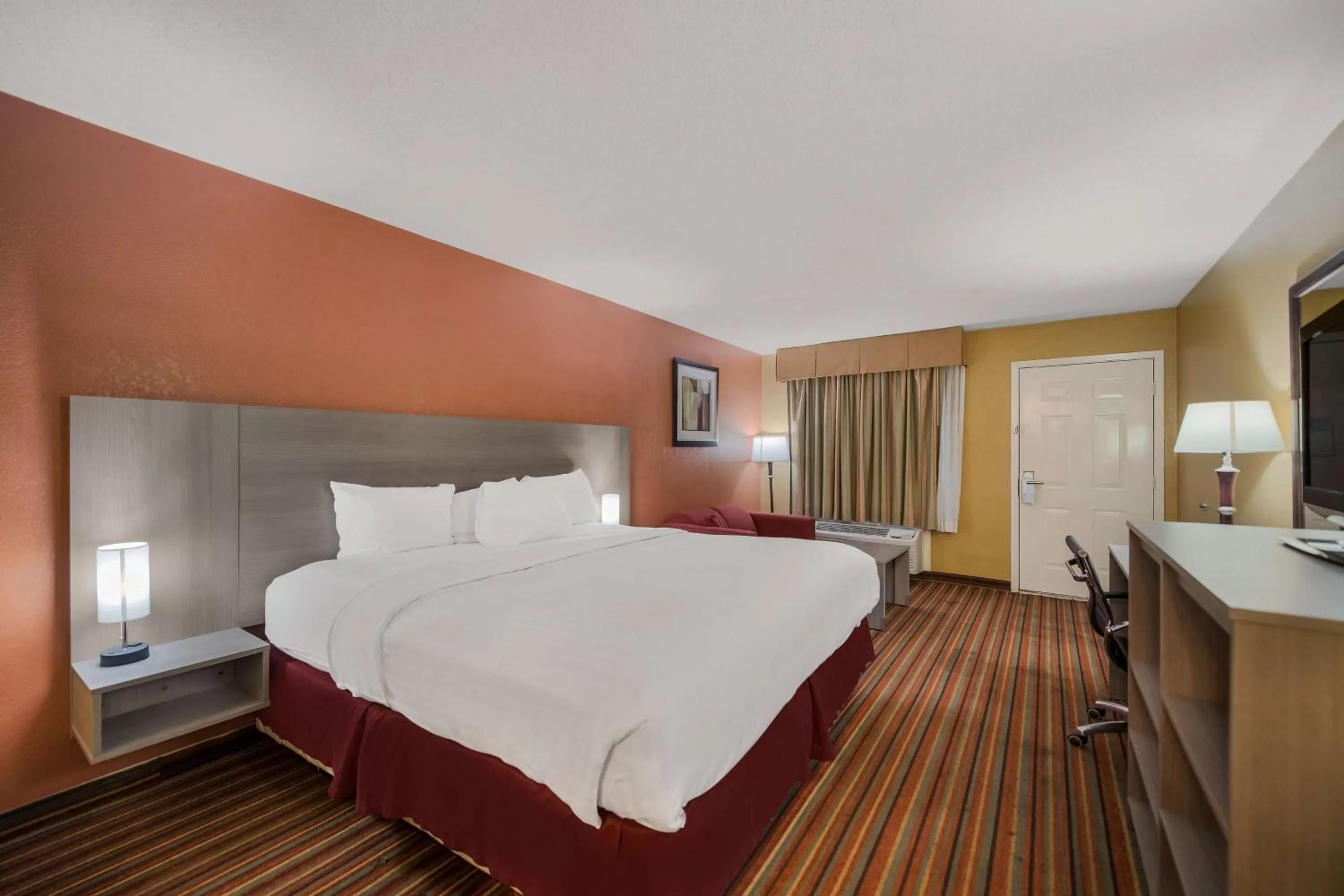 Bedroom, Bed in SureStay Hotel by Best Western Mt Pleasant