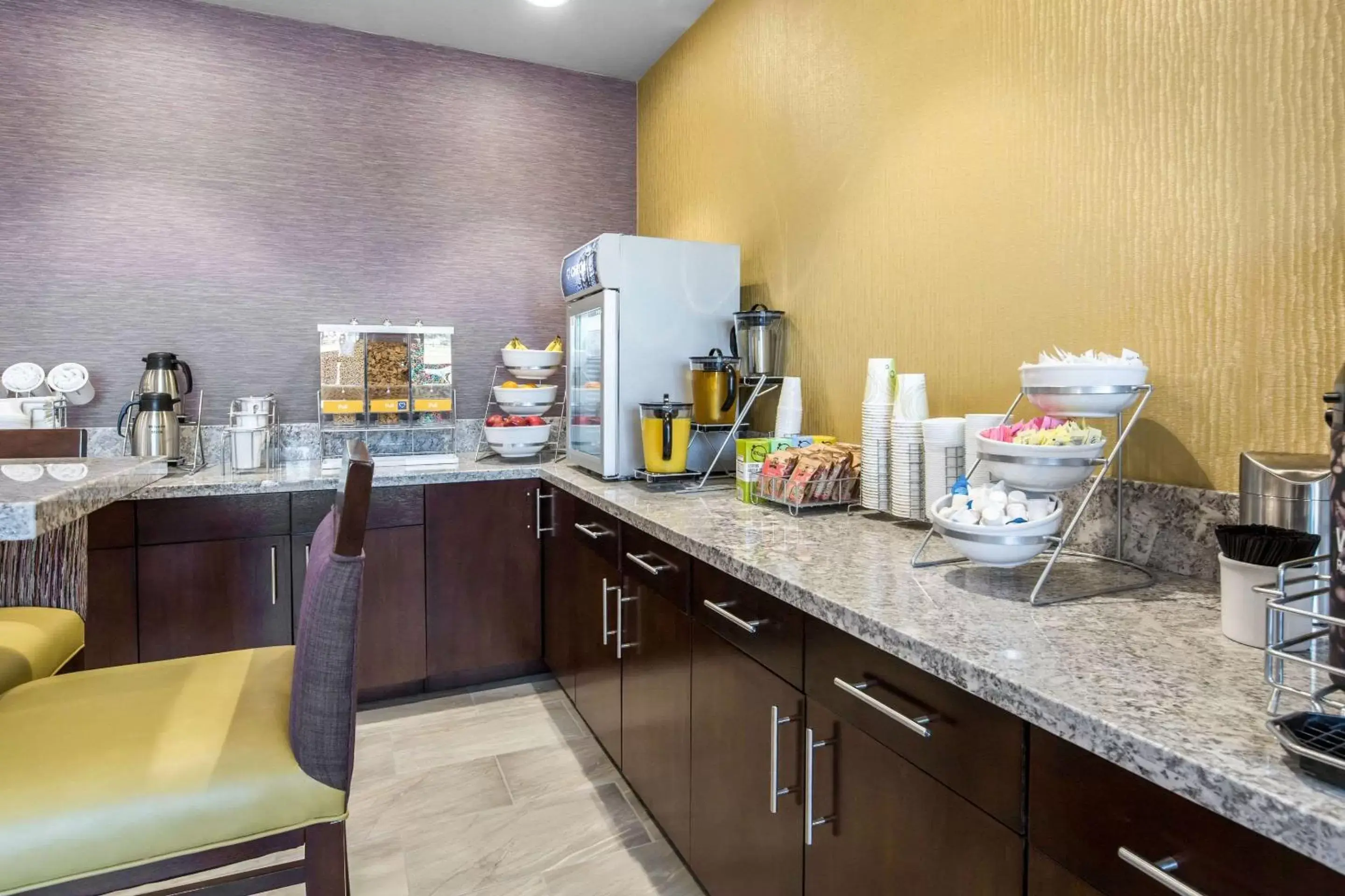 Restaurant/places to eat, Kitchen/Kitchenette in Comfort Inn & Suites Lovington