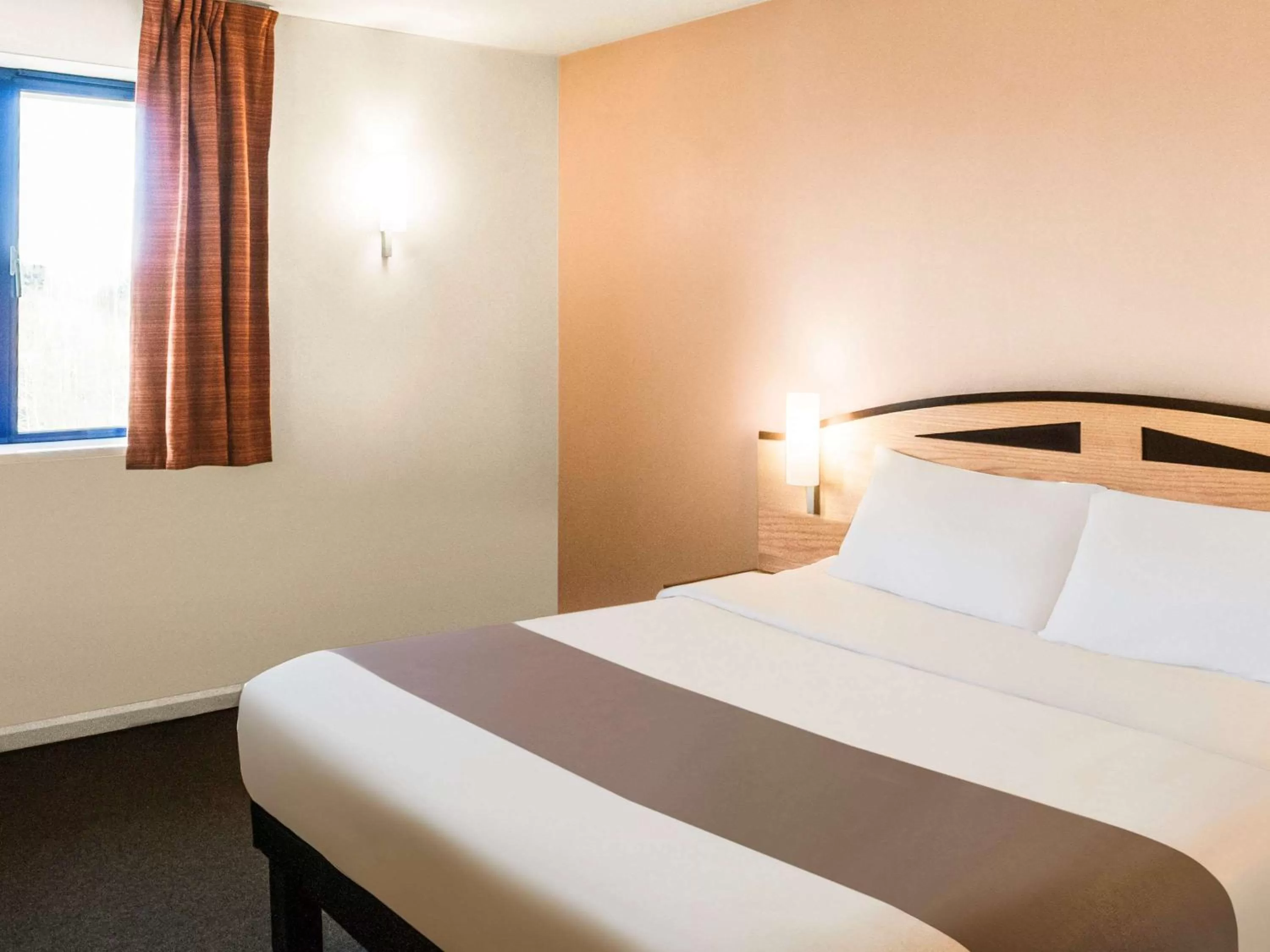 Photo of the whole room in ibis Rotherham East – (M18 / M1)