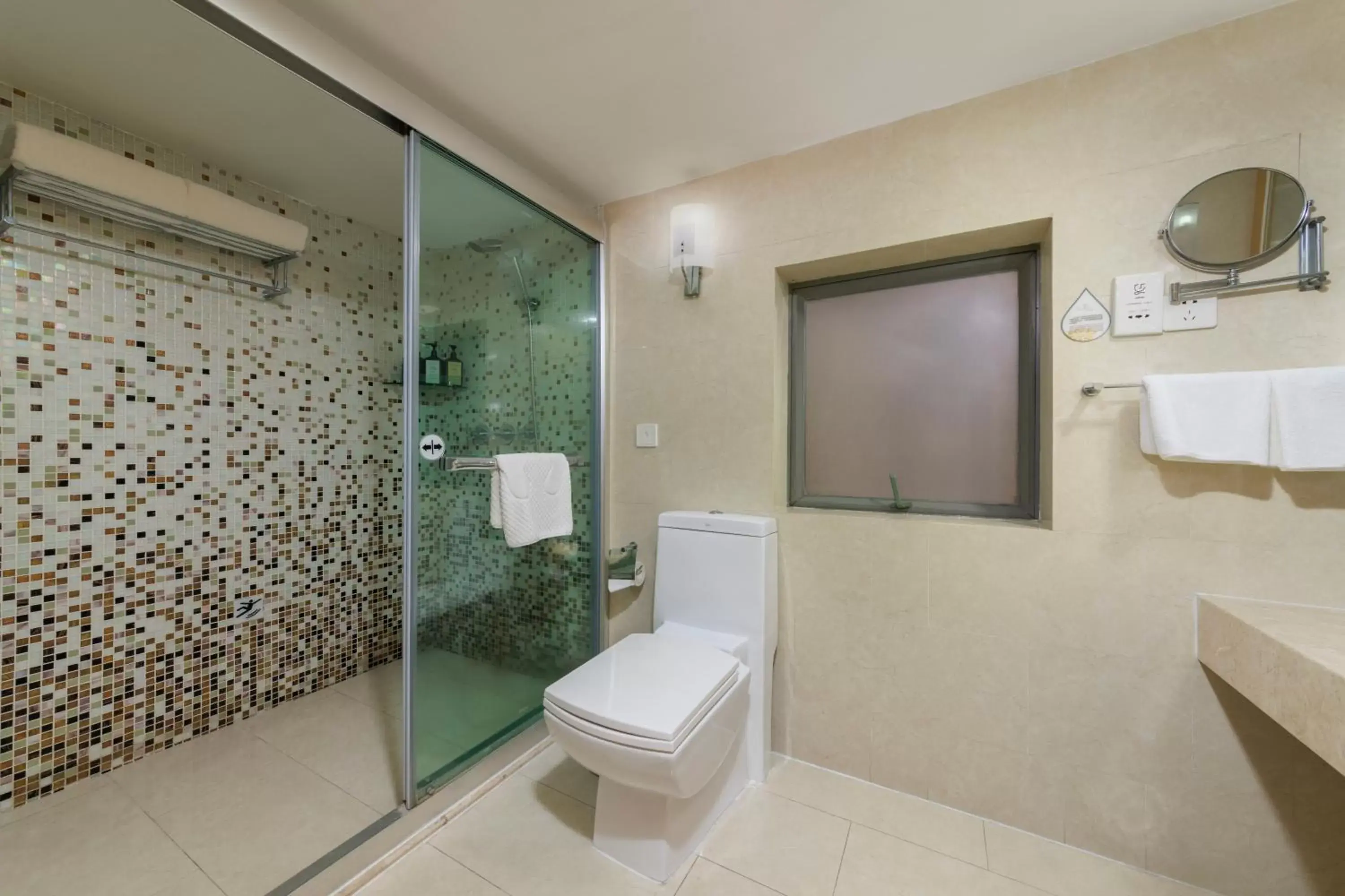 Toilet, Bathroom in Sunflower Hotel & Residence, Shenzhen