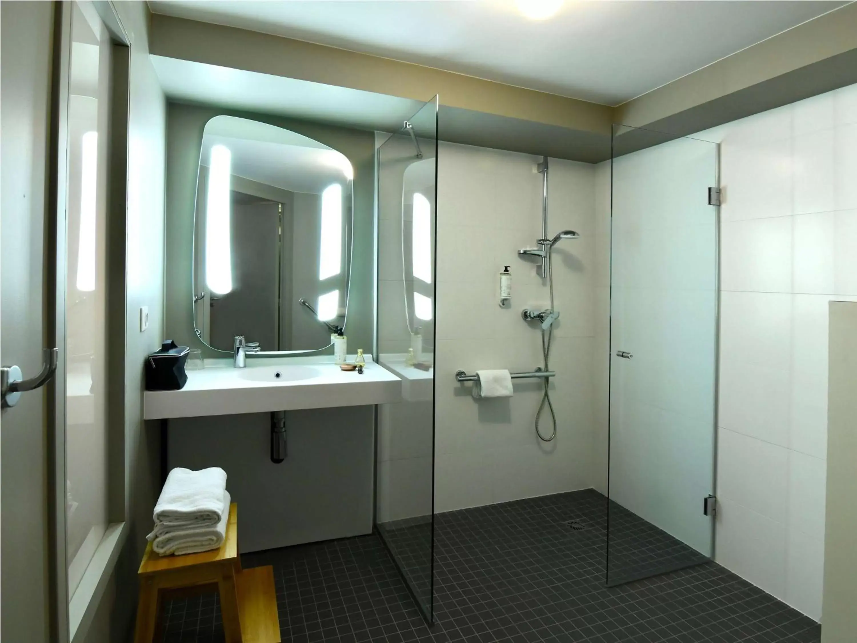 Bathroom in ibis Brest Kergaradec