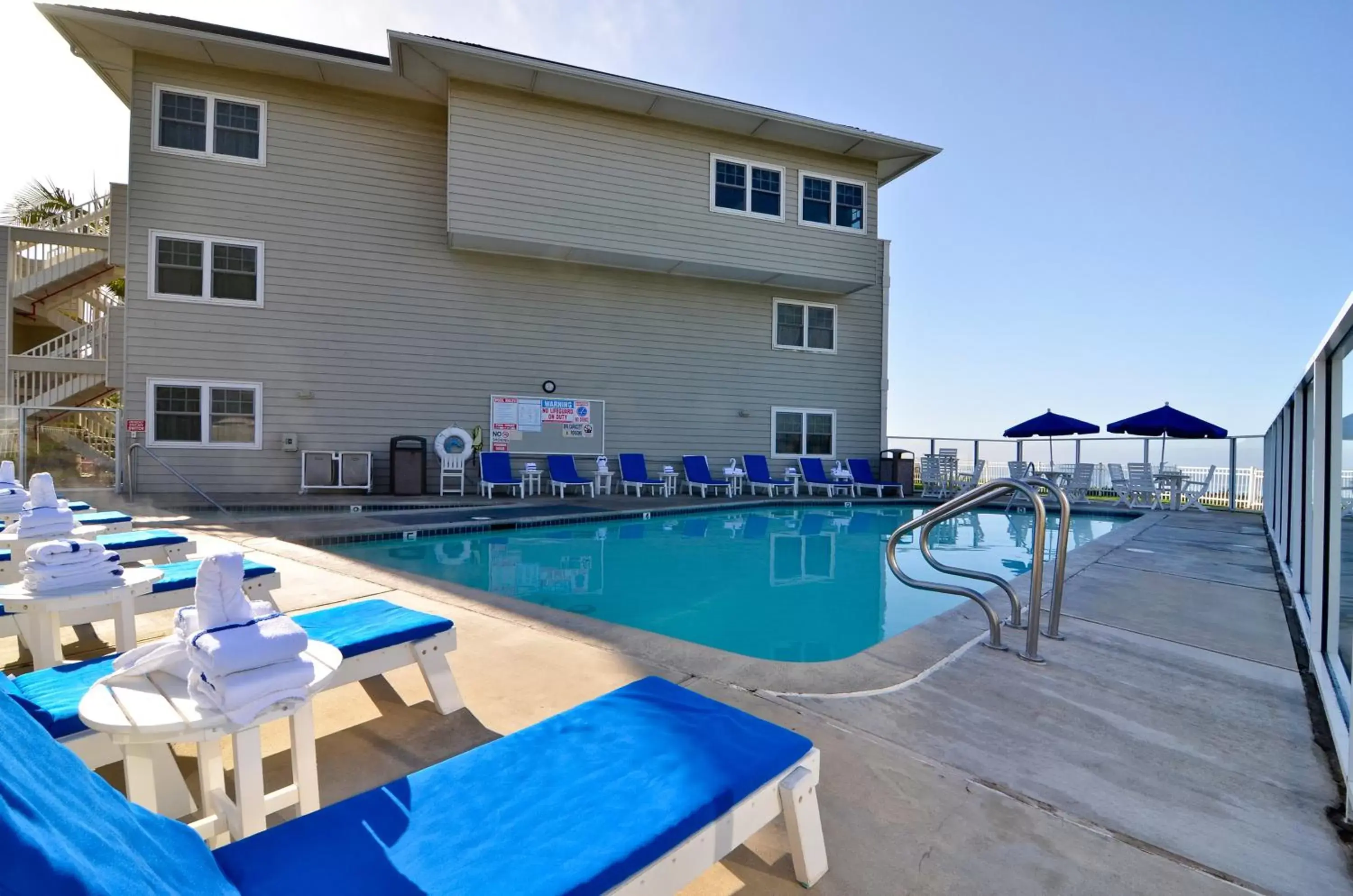Swimming pool, Property Building in Pismo Lighthouse Suites