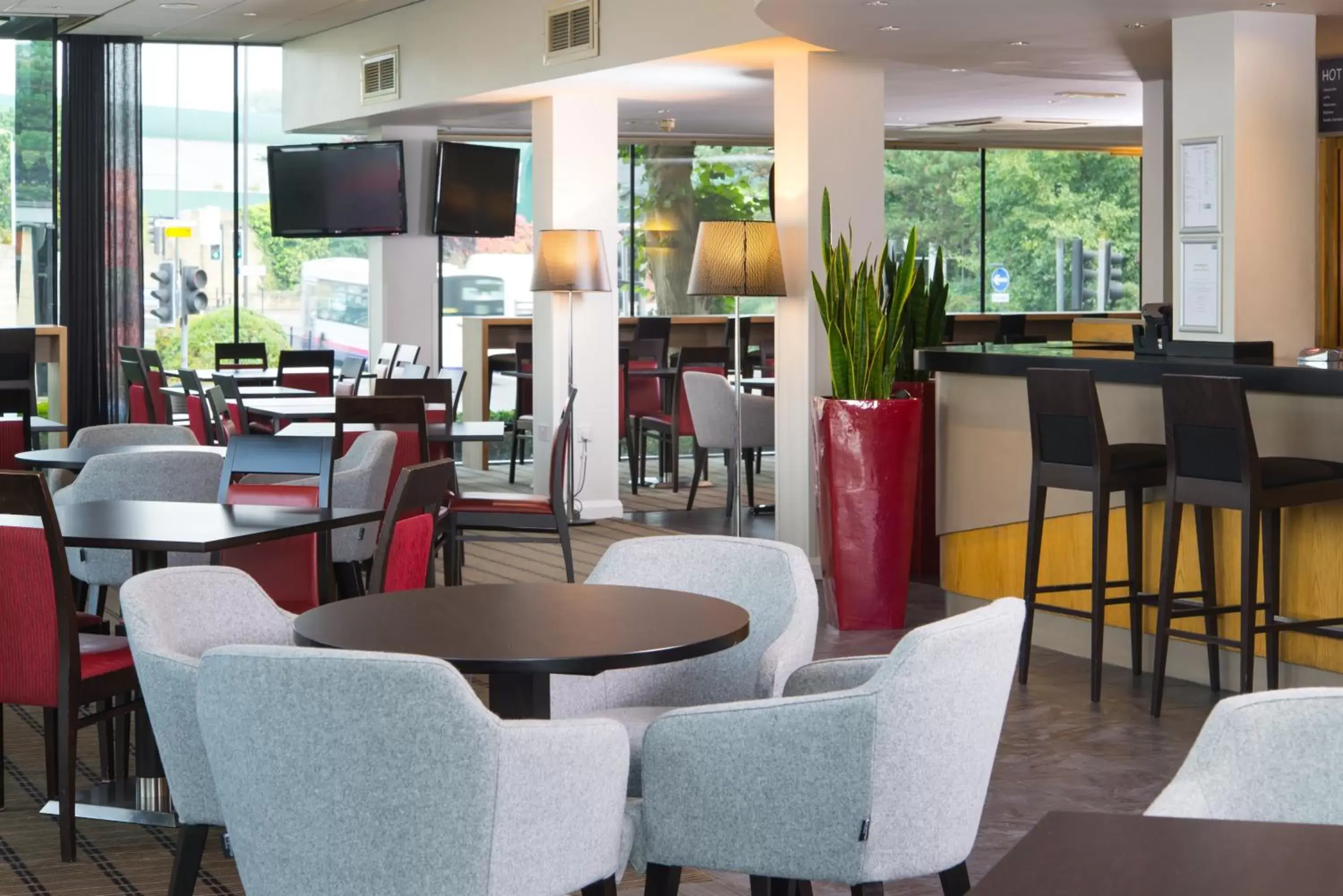 Lobby or reception, Restaurant/Places to Eat in Holiday Inn Express Bath, an IHG Hotel